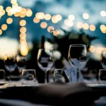 Et dekket bord med julepynt i et diffust blålig lys