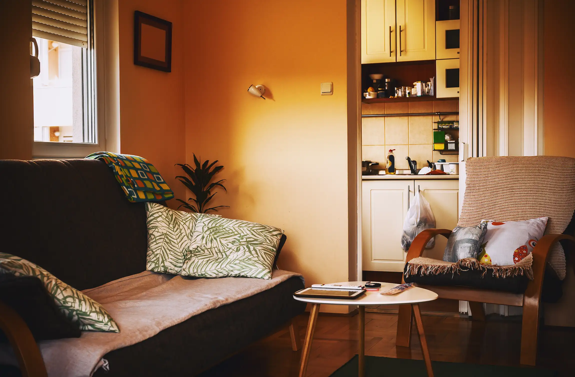 en tom stue der alt mye kan ha foregått