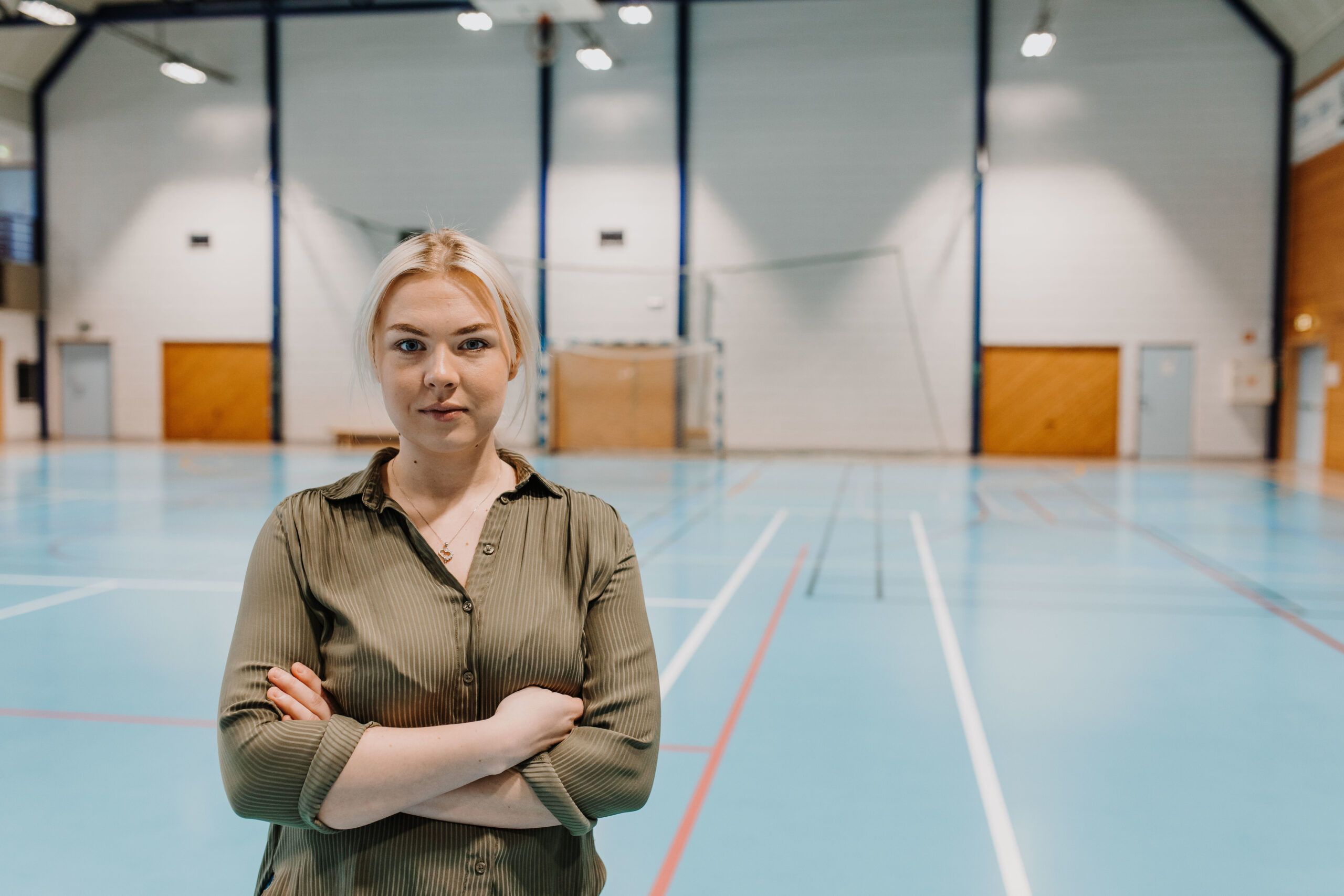 Silje som står foran en håndball bane