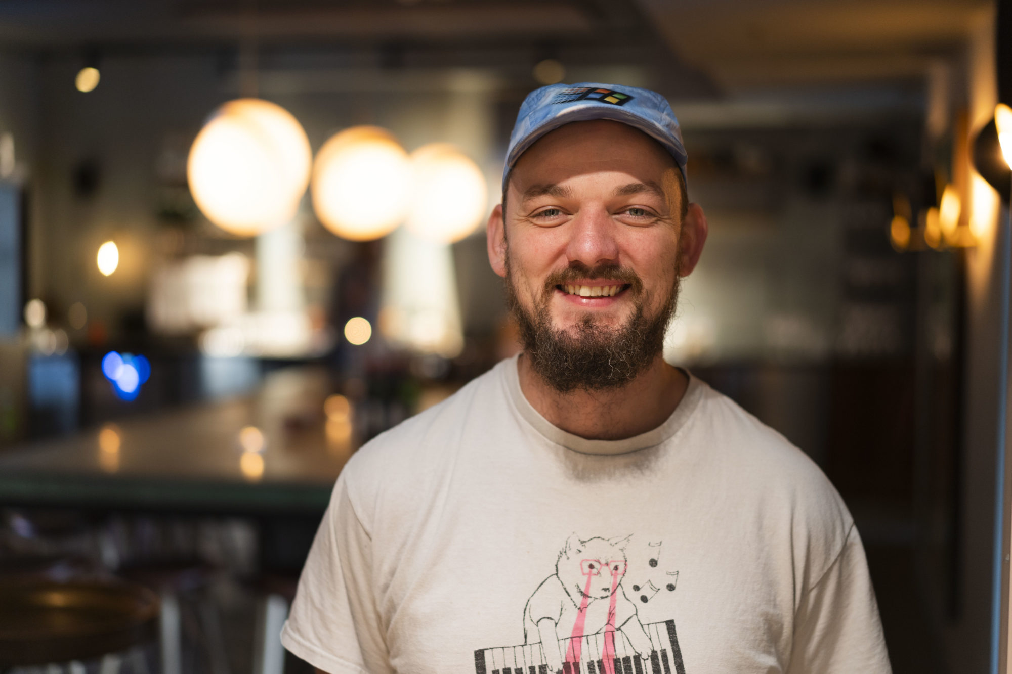 Sommelier Alexander Jones står og smiler foran baren