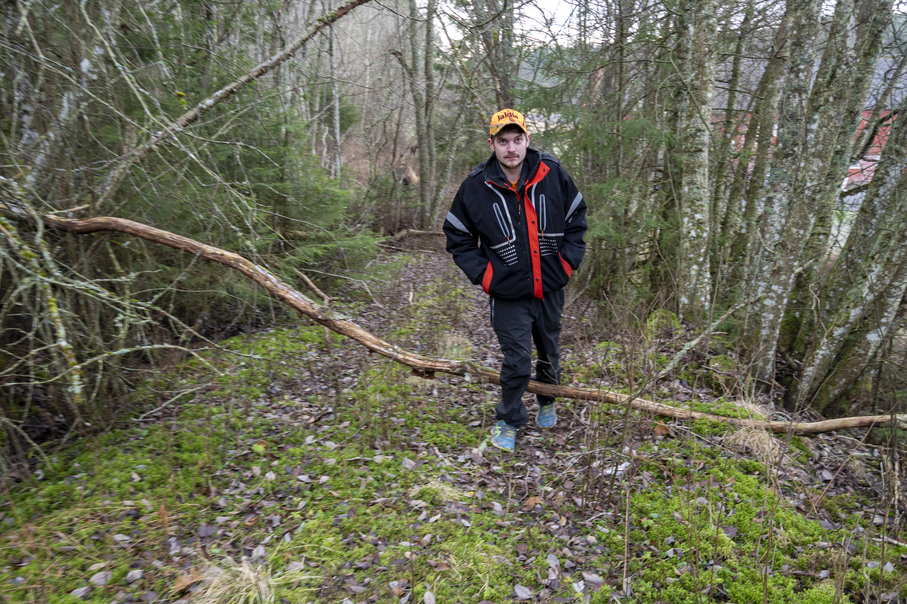 Jon Ove går en tur i skogen. 