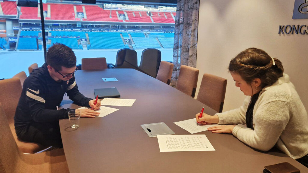 SIGNERER: Rasmus Semmerud fra NFF og Ragnhild Kaski fra Av-og-til signerer kontrakten på Ullevaal Stadion.
