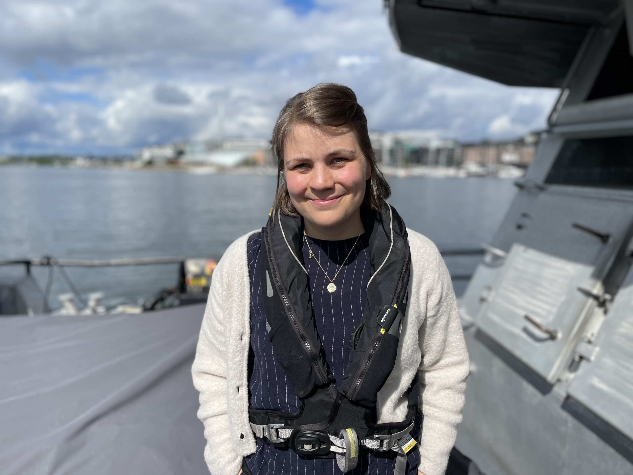 Ragnhild Kaski om bord på båt med vest