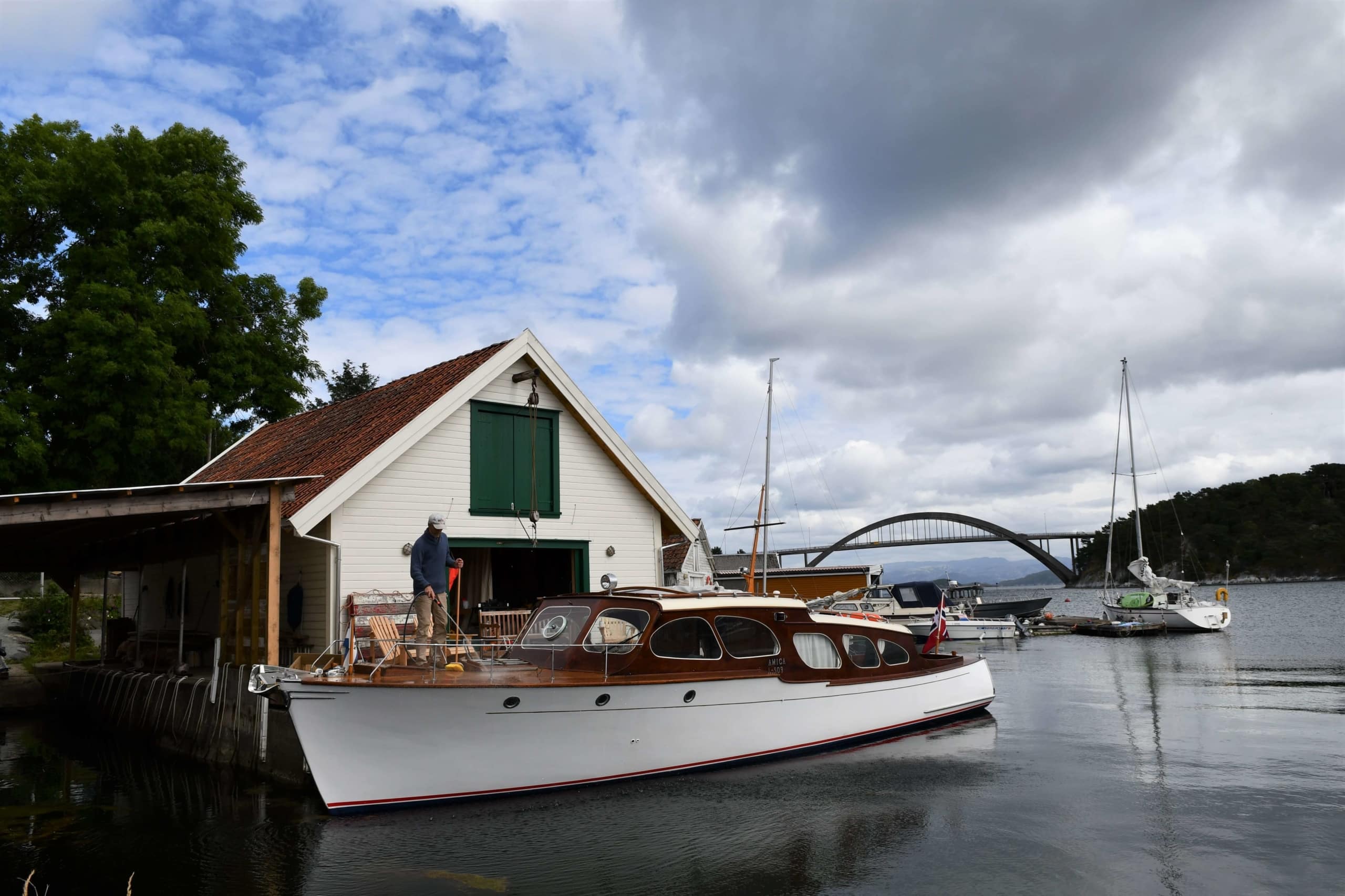 Bilde av en båt på en brygge en varm sommerdag