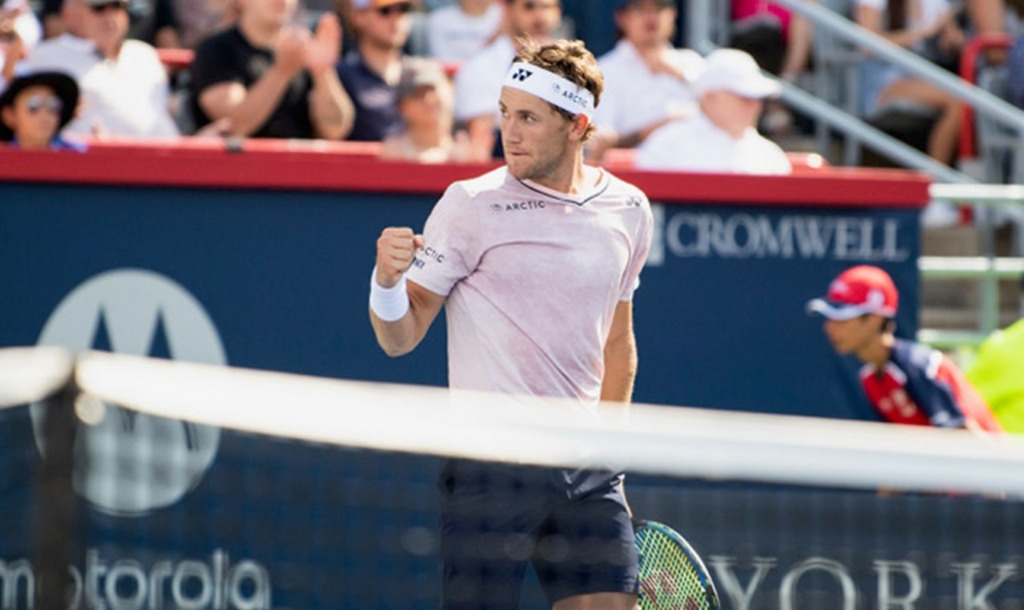 Casper Ruud knytter fornøyd neven i tenniskamp under Laver Cup.
