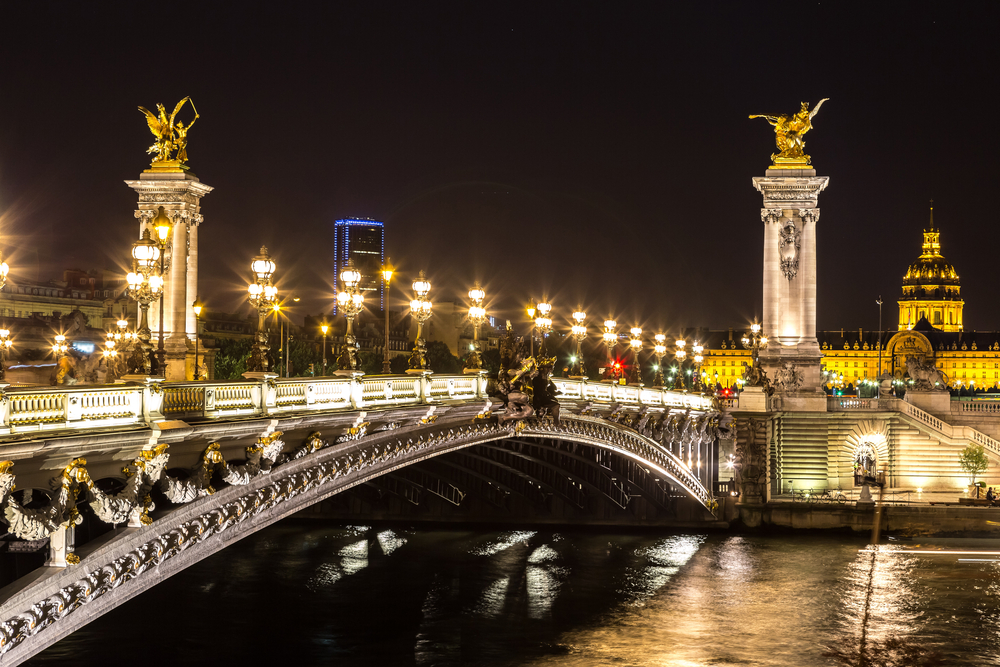 Kveldsbilde av en bro i Paris.