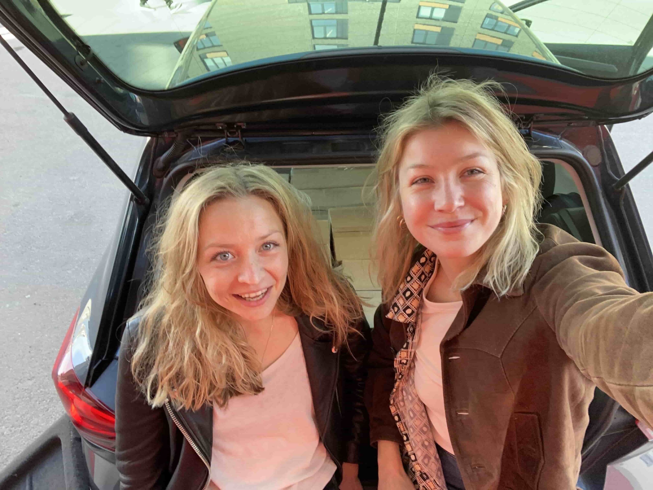 Vanessa og cornelia fra villbrygg tar en selfie bak en bil