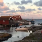 Oversiktsbilde over en skjærgård med fine småhus og båter på vannet.