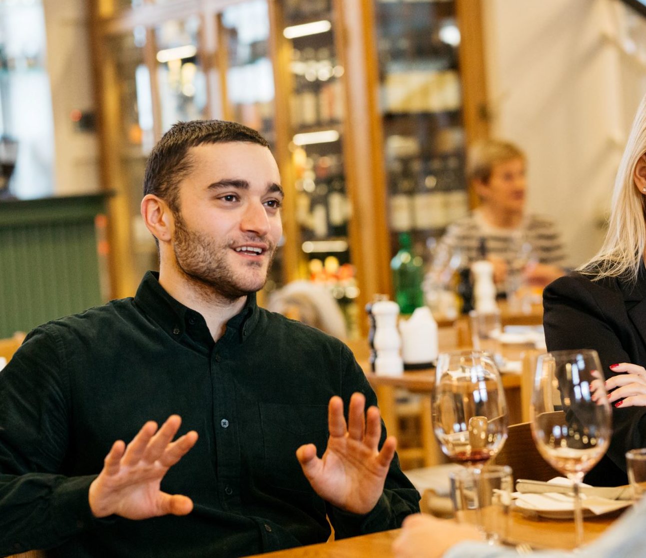 Mann sitter på restaurant i samtale med noen