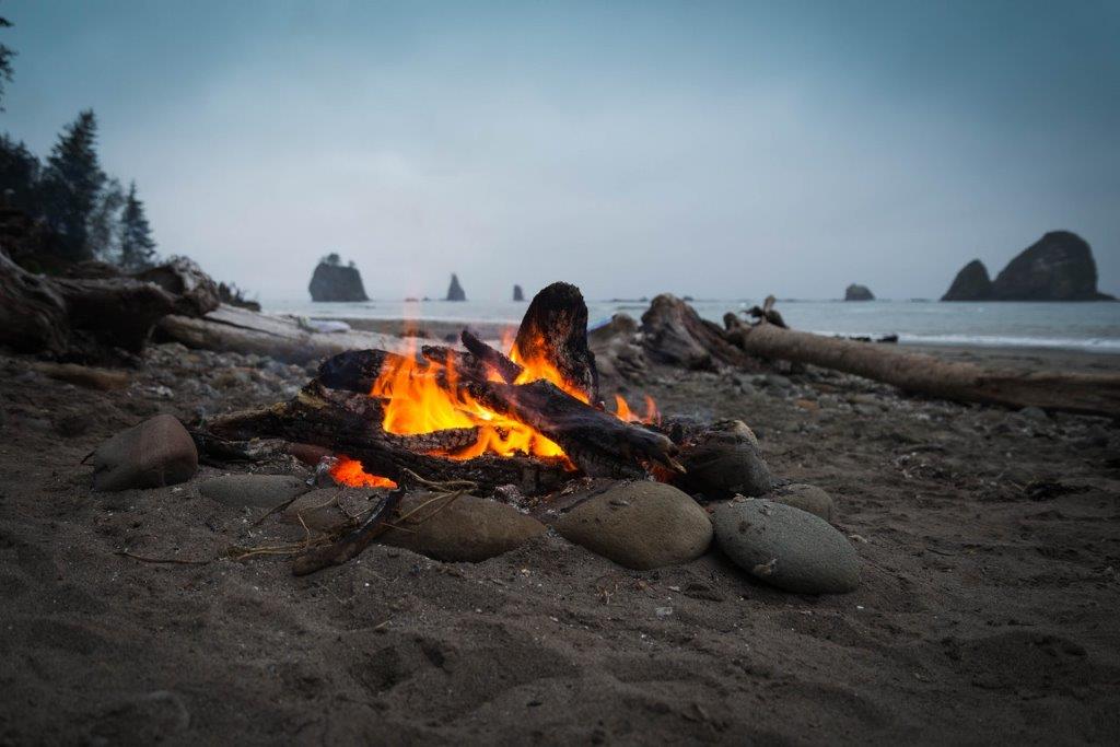 Bilde av et bål på en strand