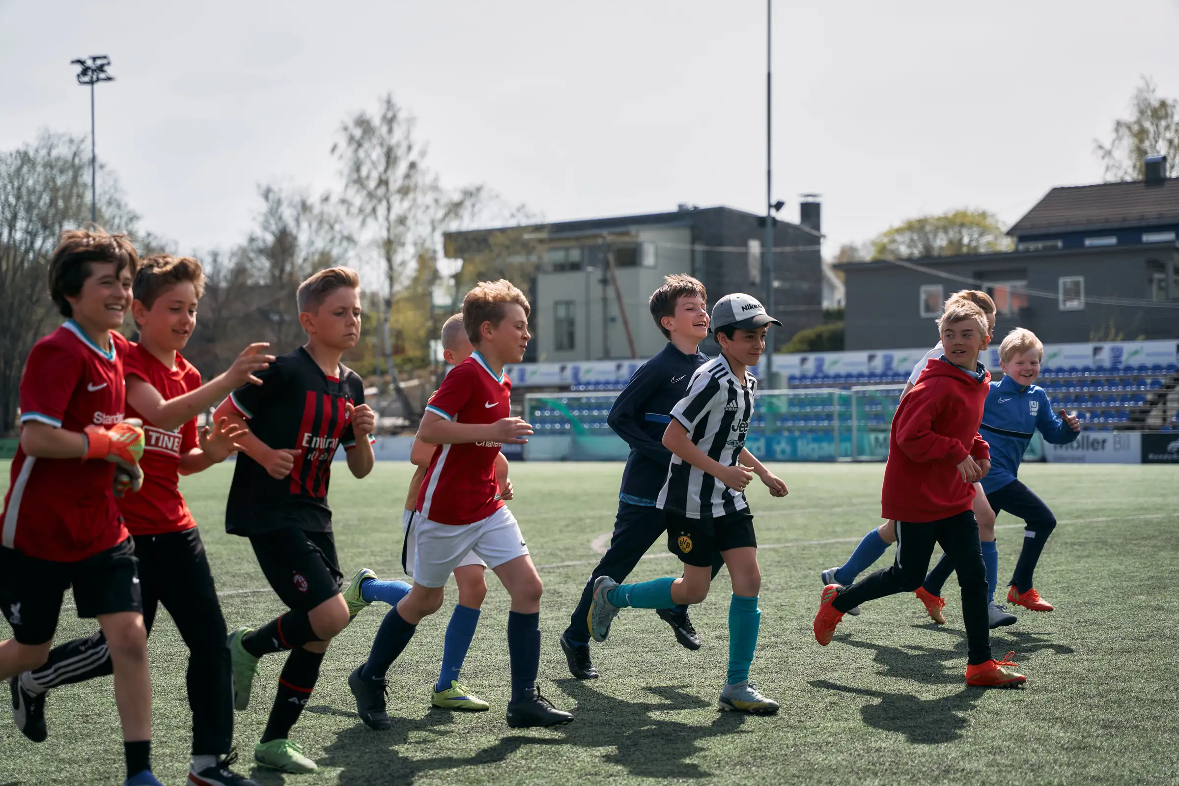 Barn løper på fotballbanen under trening