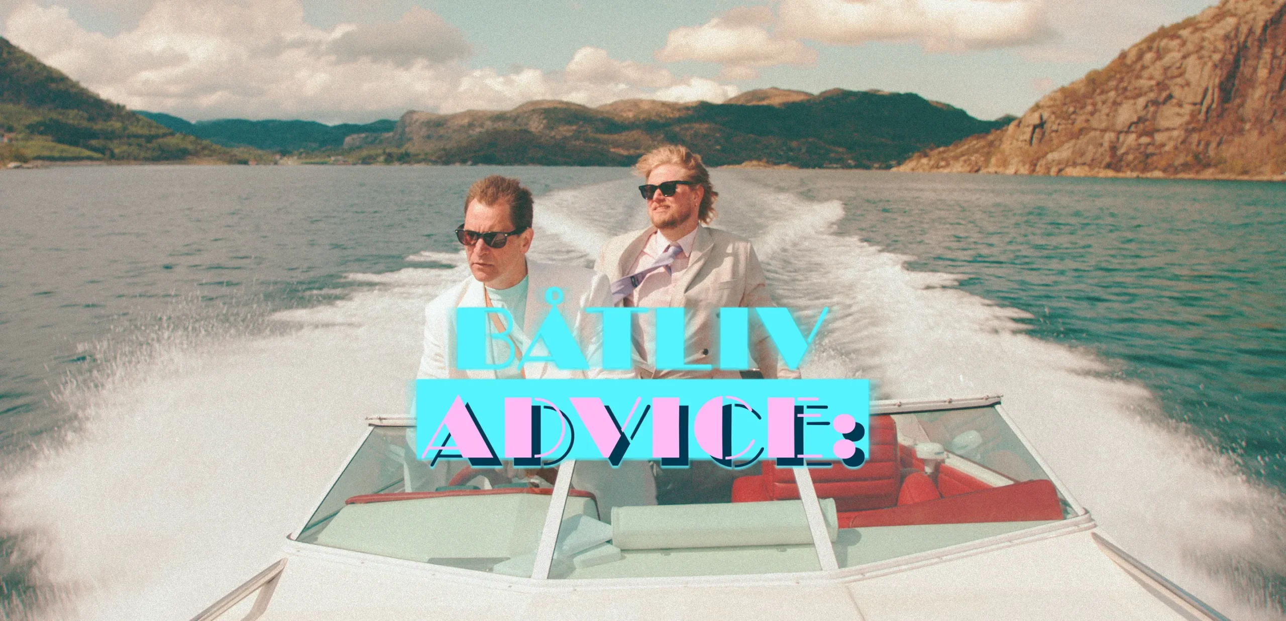 To menn som kjører fort i båt i hvite dresser og logo "Båtliv advice"