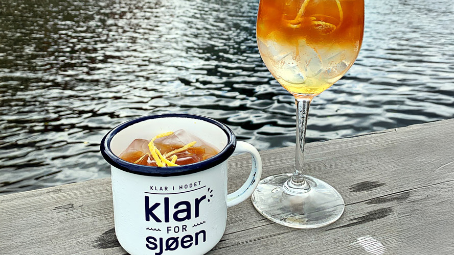 Bilde av en alkoholfri coffee ginger spritz i en kopp og glass med stett