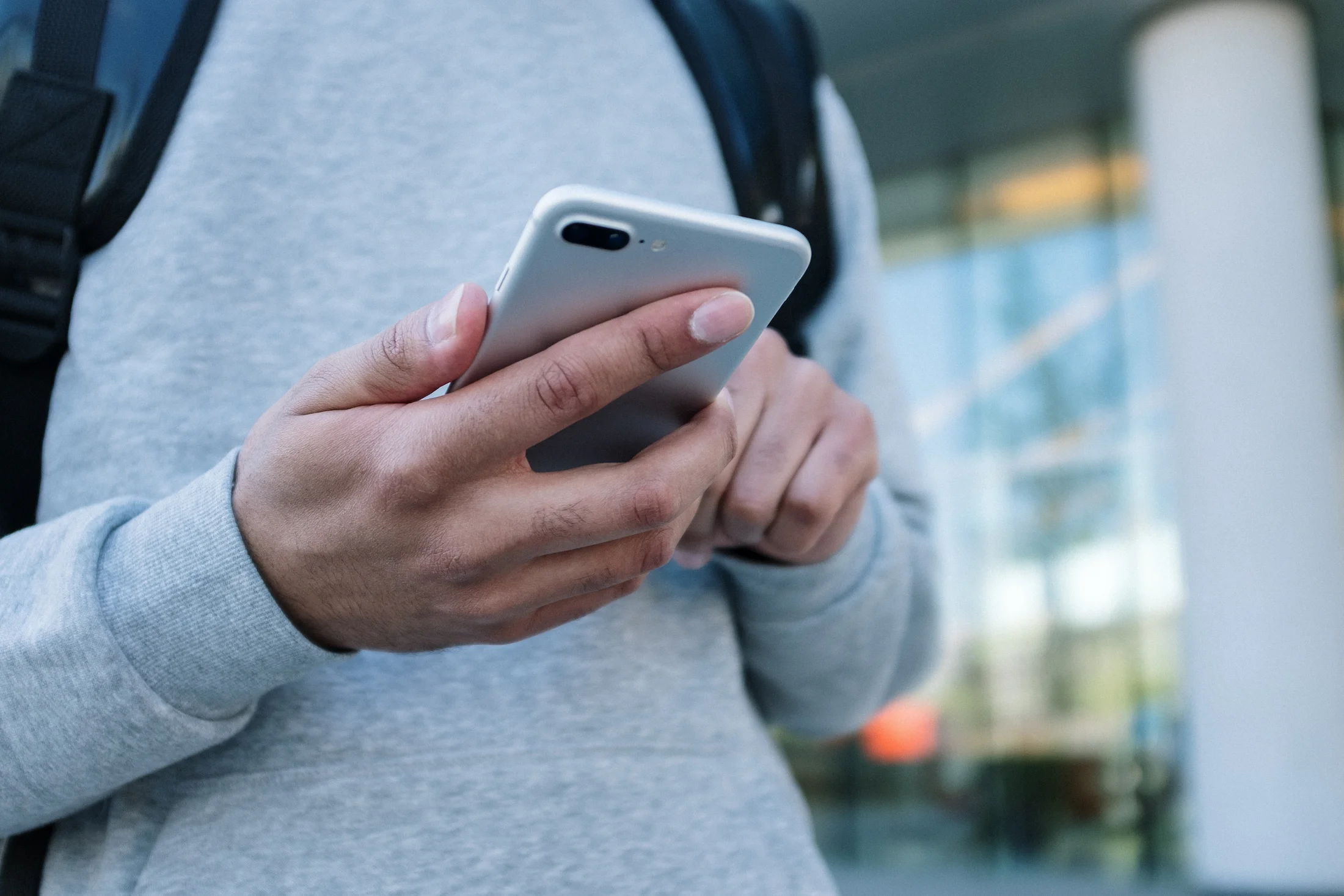 Nærbilde av hender som holder i en smarttelefon