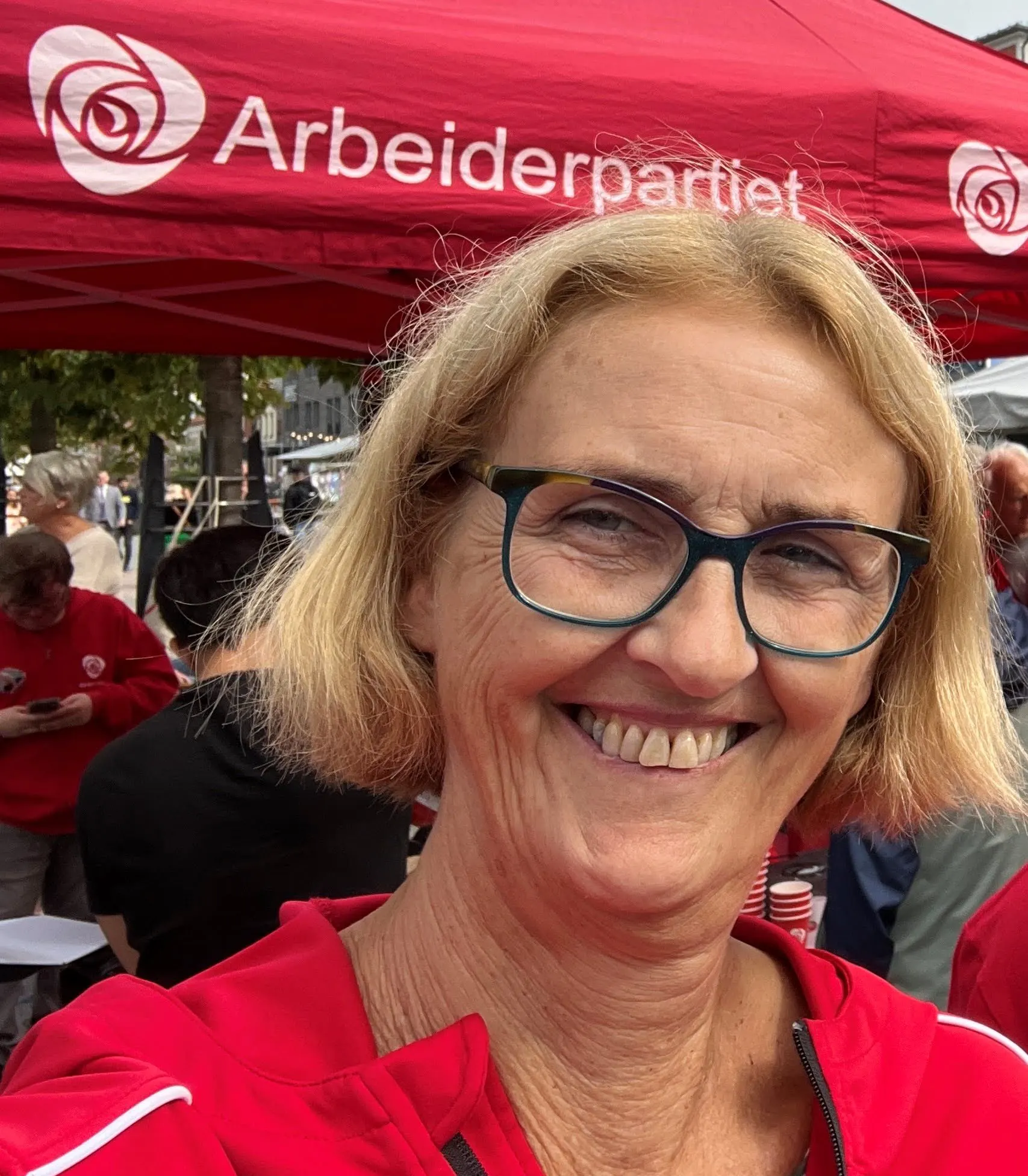 Kari Henriksen som står på stand for Arbeiderpartiet.