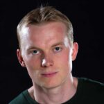Kasper Kvello, treningsmotivator på TikTok holder to vektmanualer og ser inn i kamera, iført en svart t-skjorte