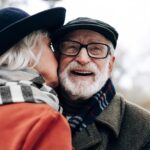 Et eldre par gir hverandre en klem.