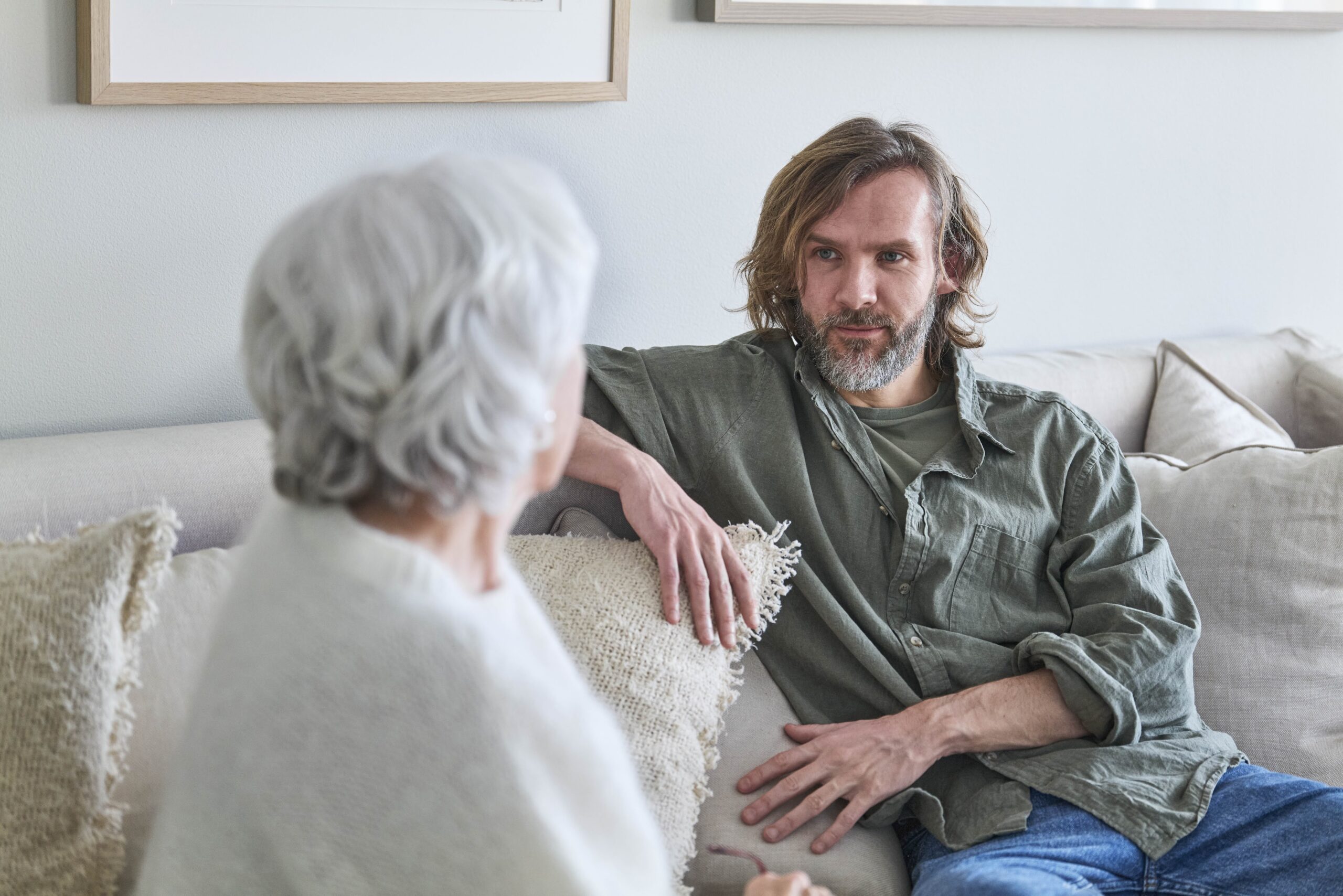 Mann i 40 årene i samtale med eldre dame.