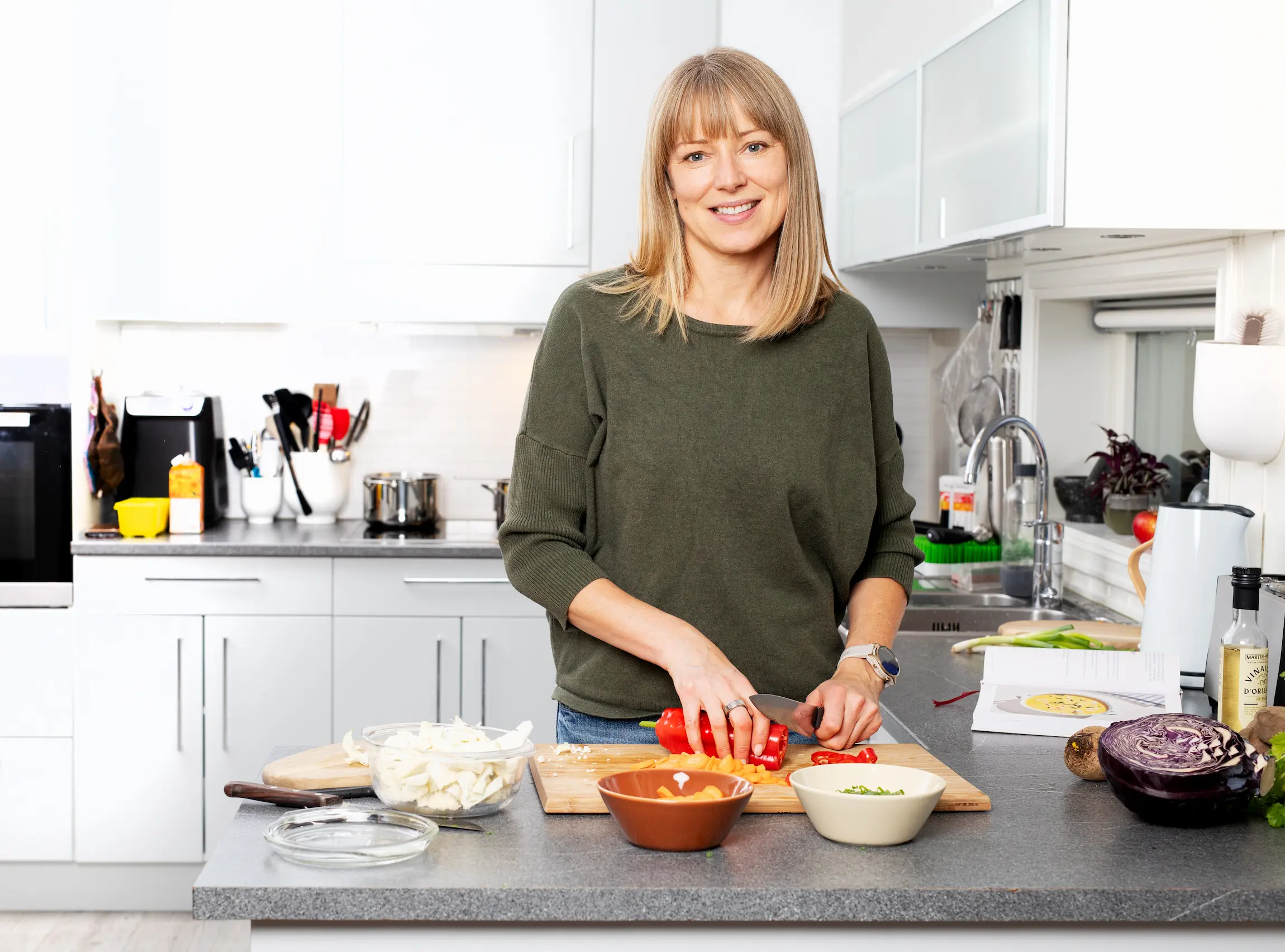 Marit kolby står på kjøkkenet og lager mat