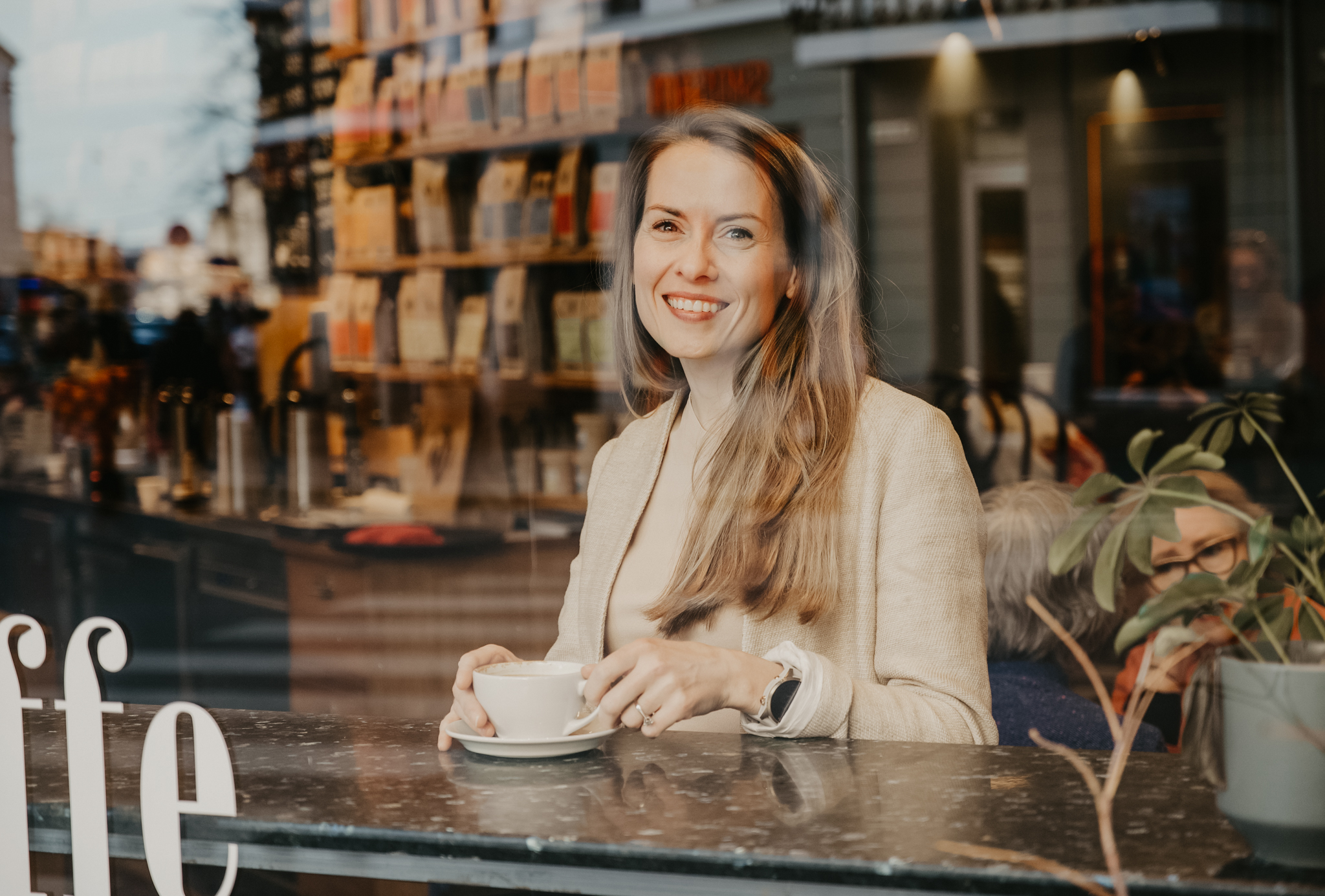 Annette Dragland sitter på kafè med en kopp foran seg.