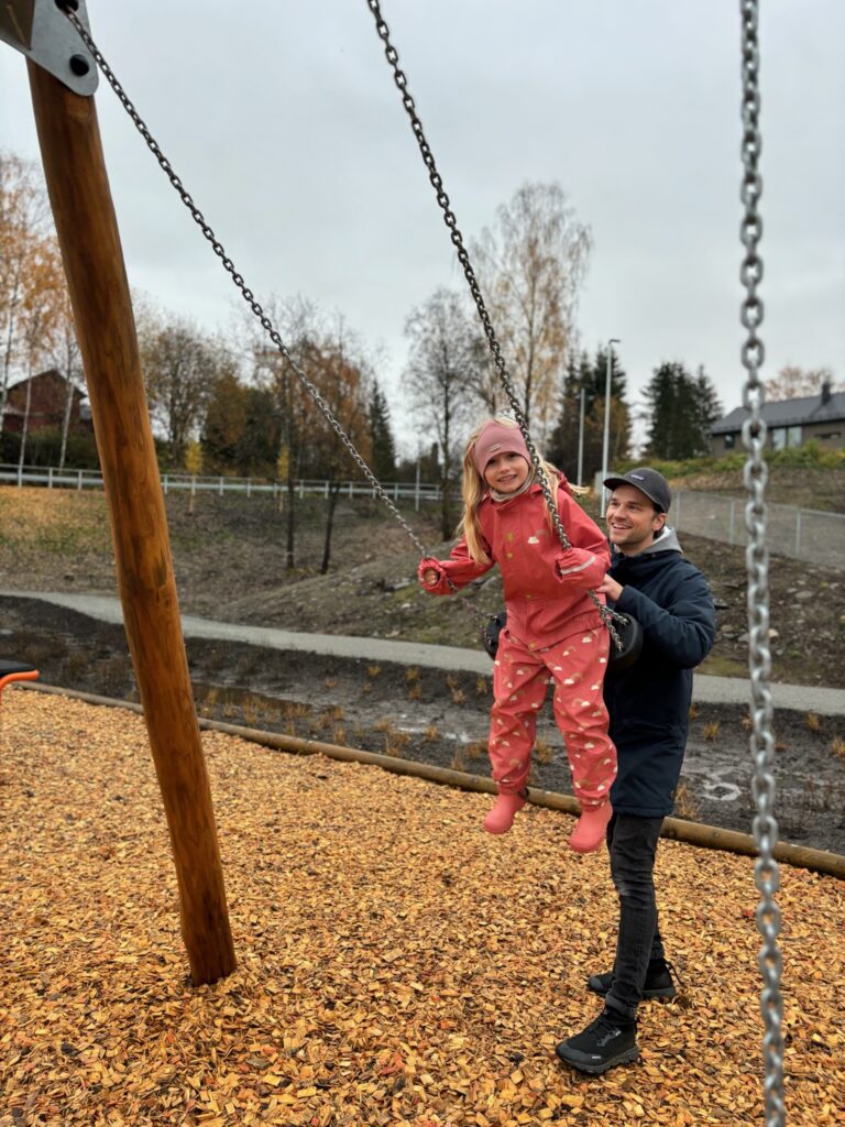 Kenneth Brendjord gir fart til huska