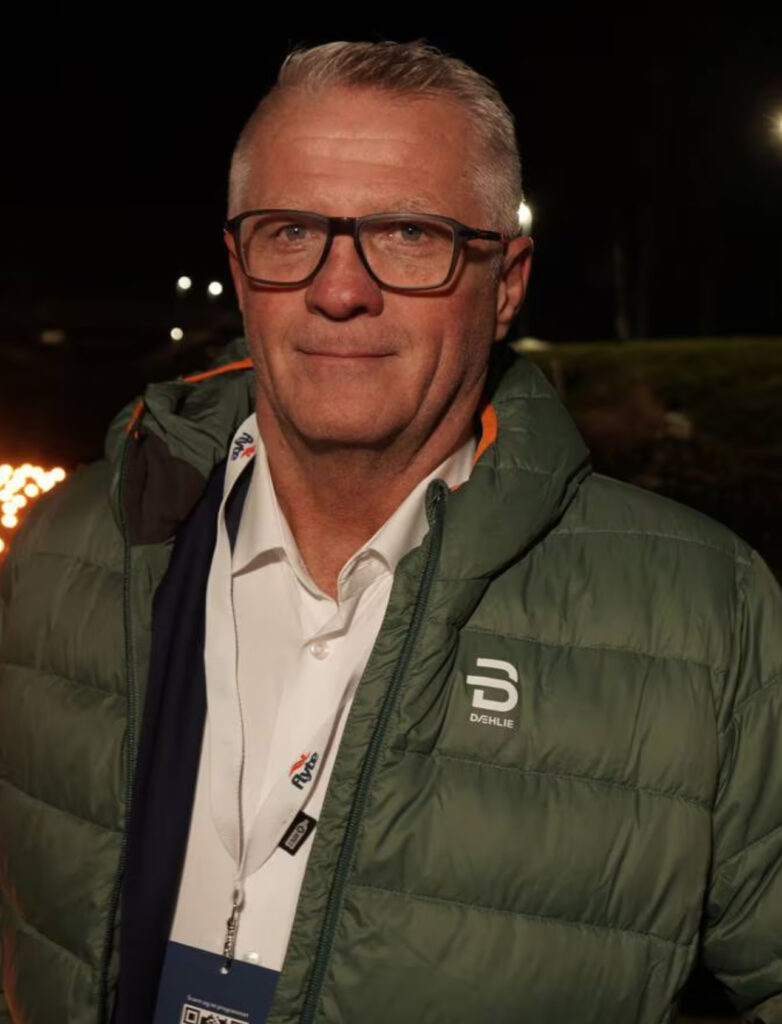 Stig Johnsen avbildet utendørs med jakke. Smiler lett.