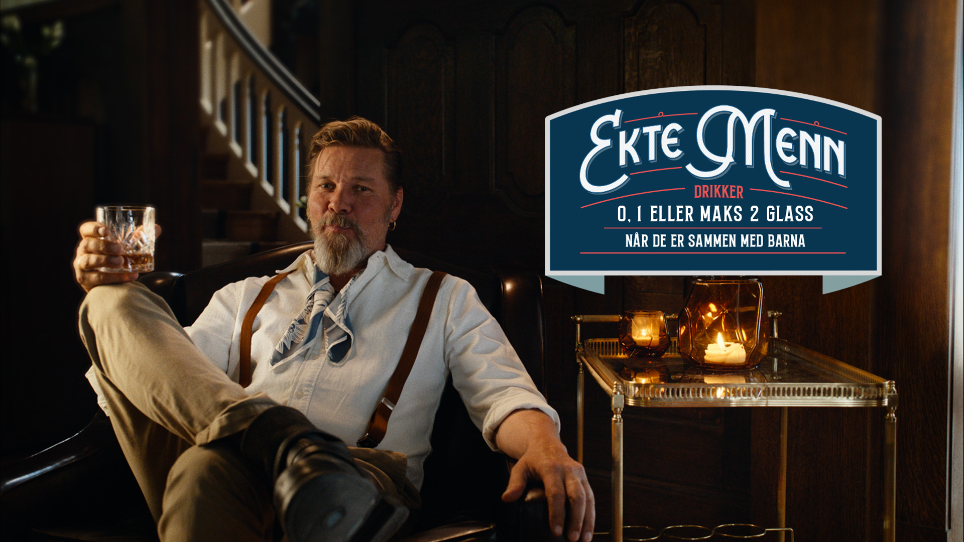 Hoff tar seg en whiskey. Tekst på bildet i tråd med filmens innhold