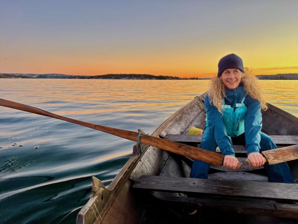 Cecilie Skog ror i robåt ute på havet