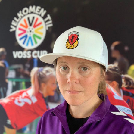 Profilbilde av Kjersti Bakketun med Voss cup logo i bakgrunnen