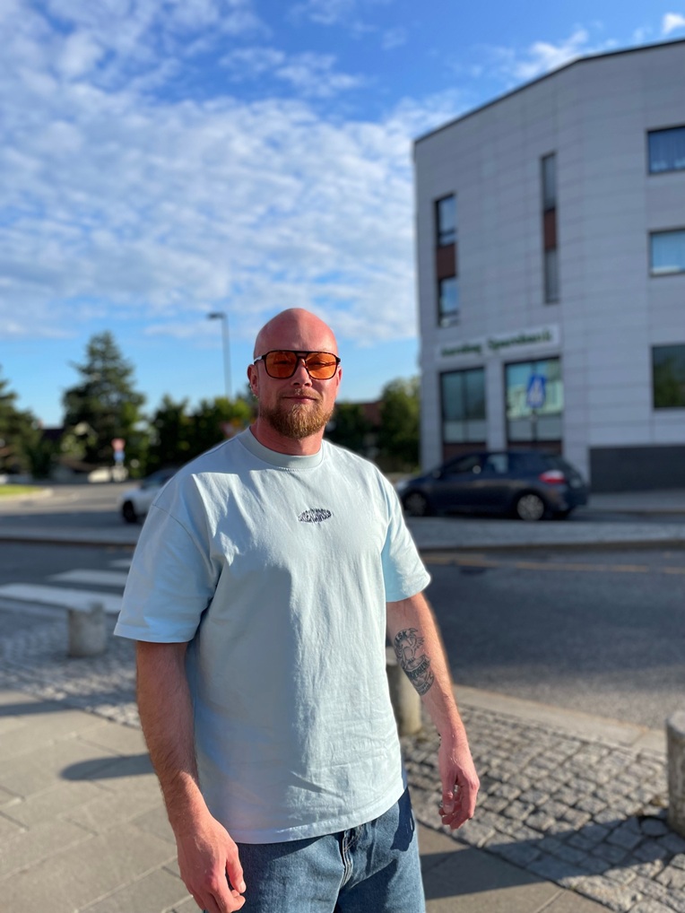 Portrett av André Løvli utendørs i sola.