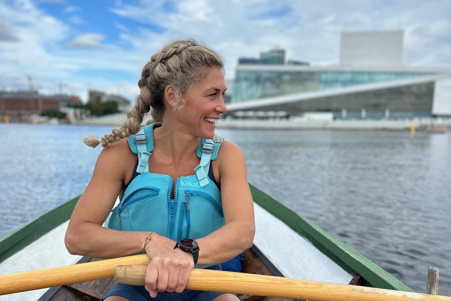 Cecilie Skog ute på havet i robåt
