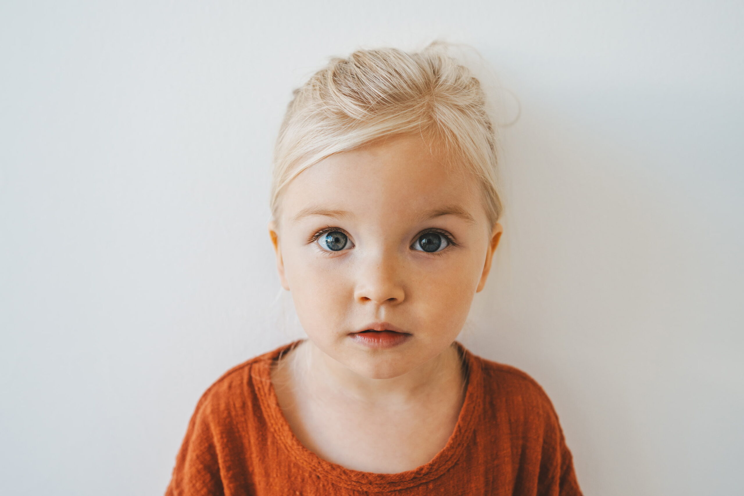 Liten jente ser i kamera