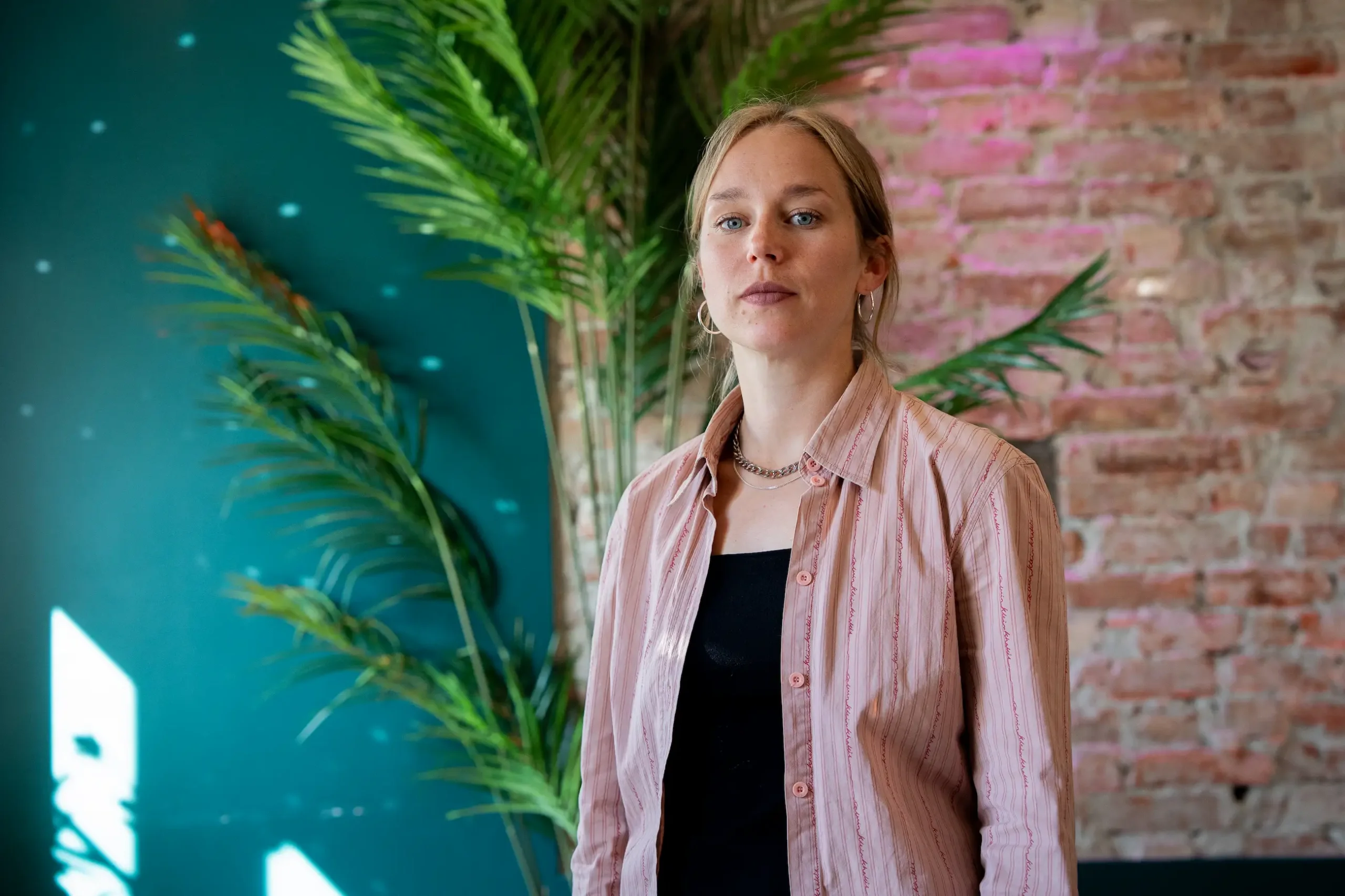 Portrett av Anna Ladegaard som ser inn i kamera.