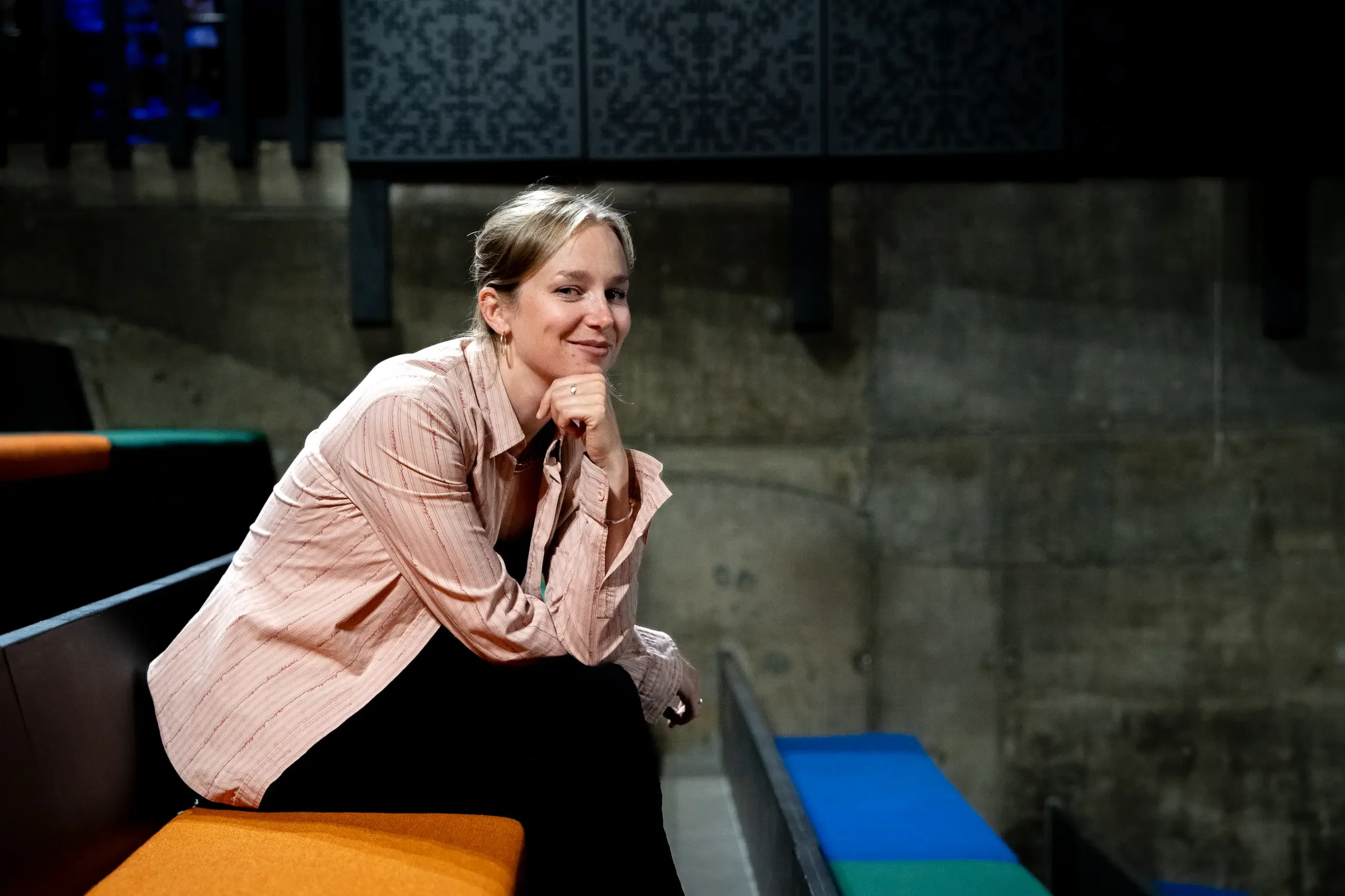 Portrett av Anna Ladegaard som ser smilende inn i kamera.