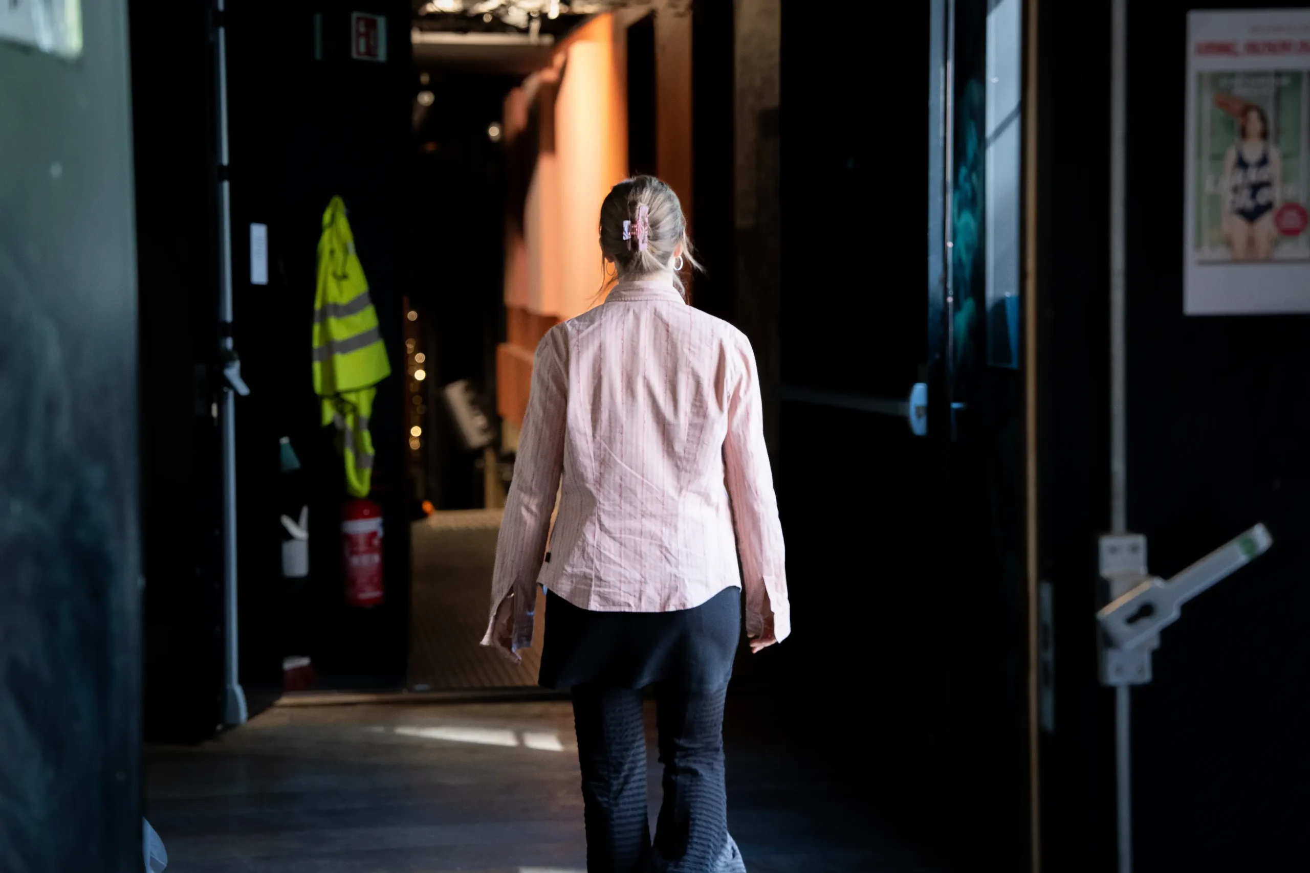Anna Ladegaard går med ryggen til.