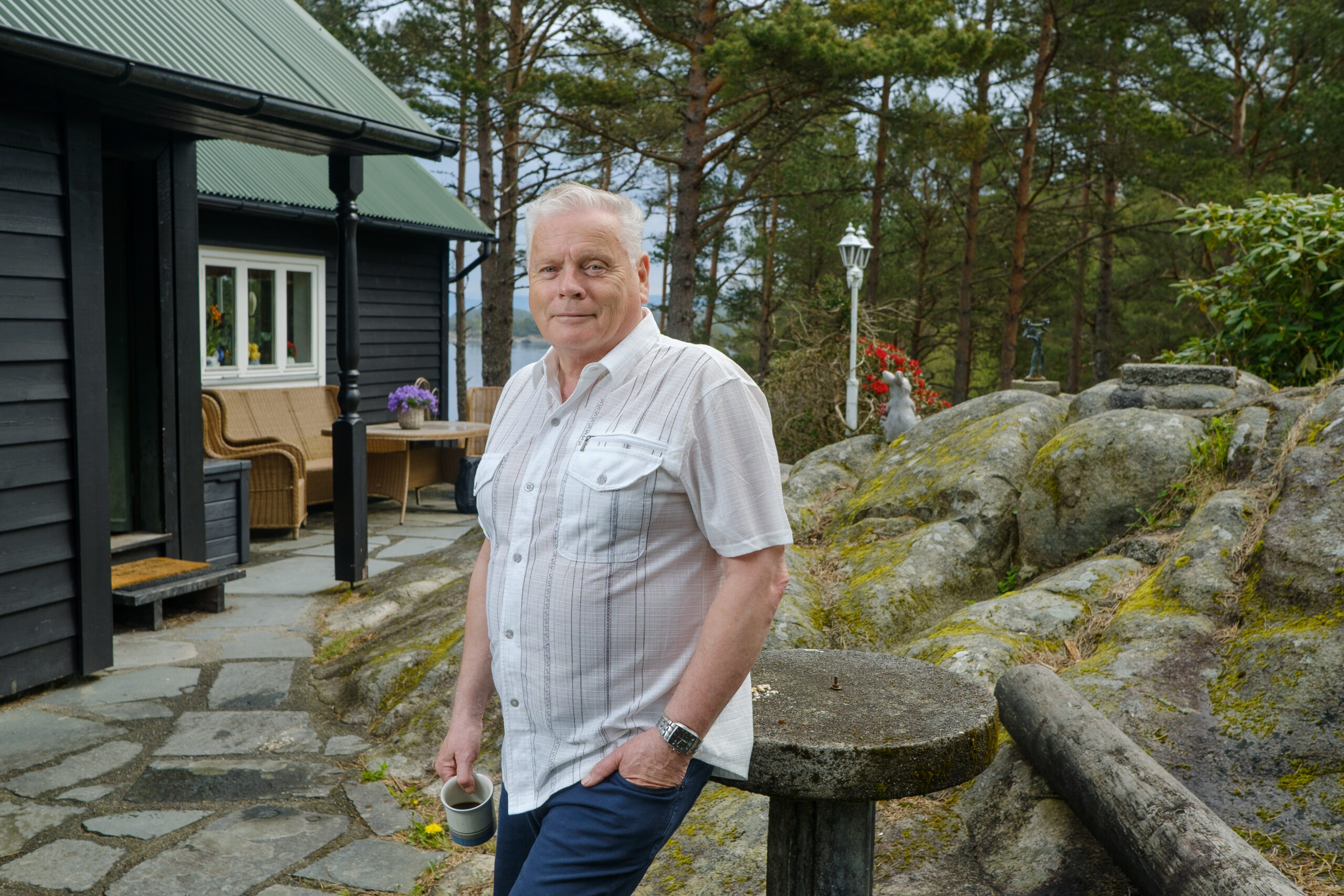 Pensjonistleder Jan Davidsen foran hytta si