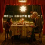 Filmplakat for filmen Stargate. Ronja 10 år sitter ved et julepyntet bord ovenfor Aronsson, som er hennes eldre nabo med grått hår. Det er varmt og koselig lys på kjøkkenet, og i vinduet henger det en adventssjerne og lyser.