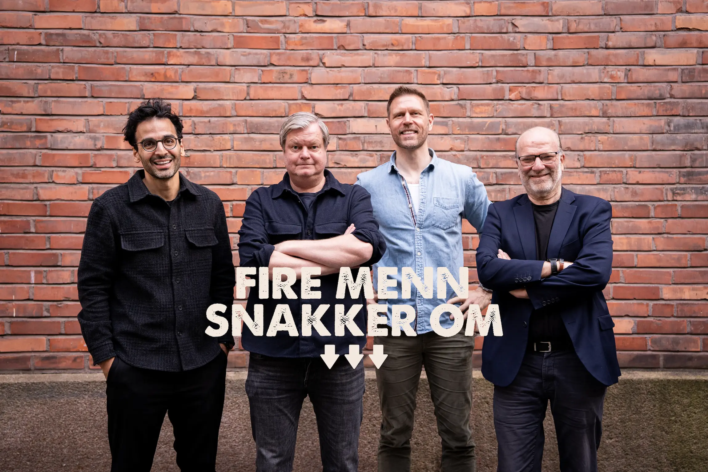 Bilde av fire menns om står langs en murvegg, med skriften over, fire menn snakker om, og tre piler