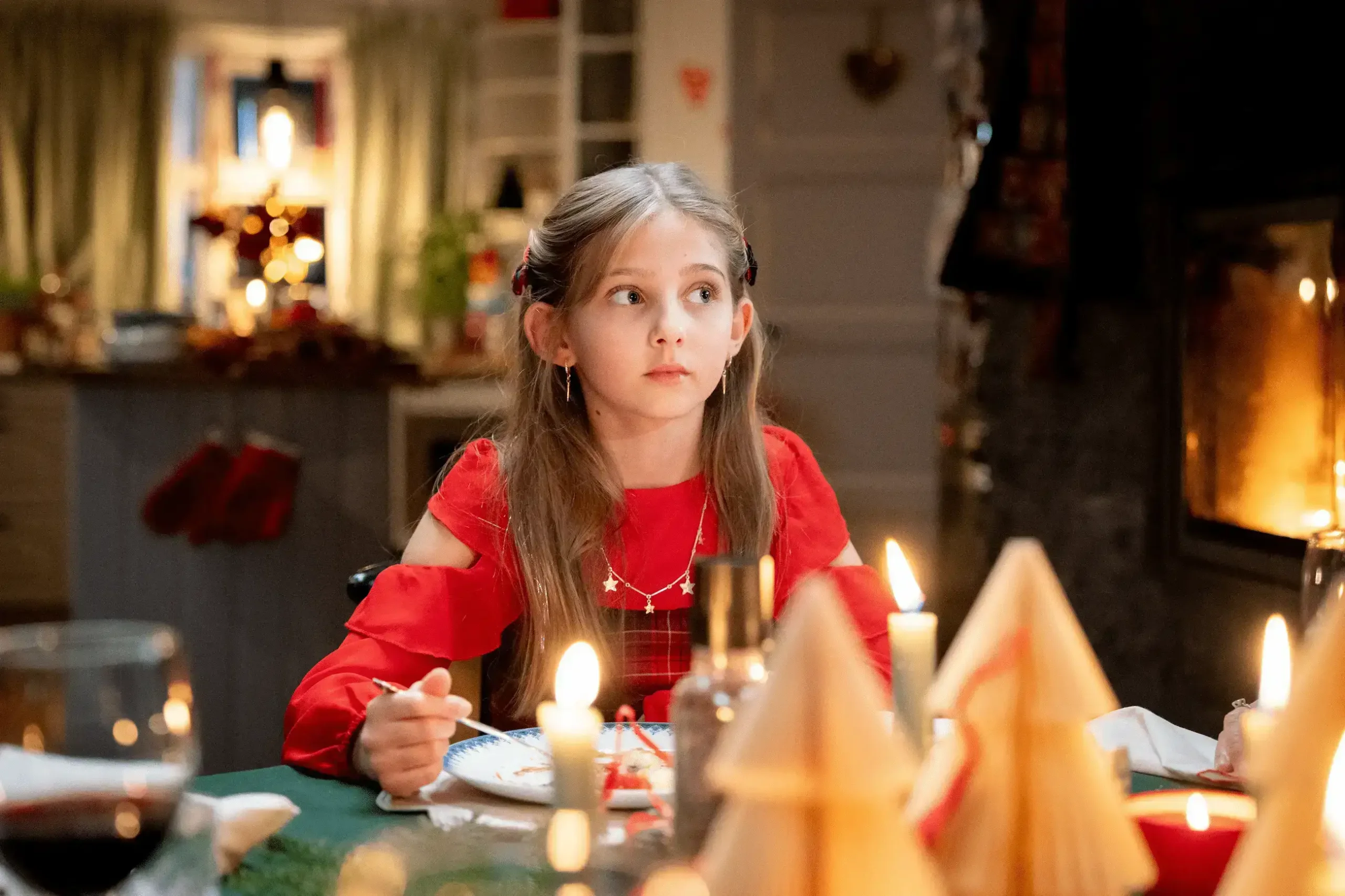 Jente rundt bordet julaften