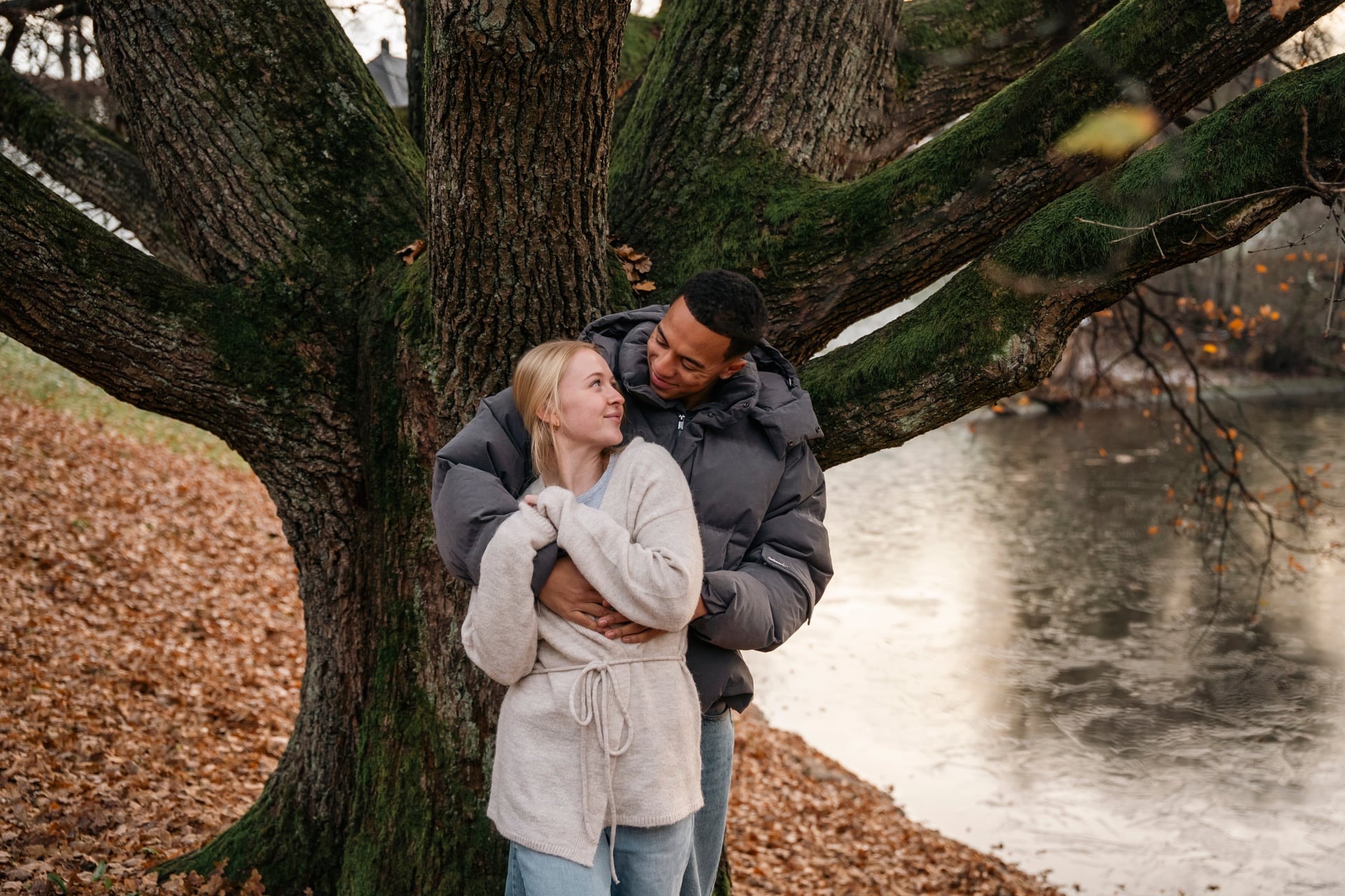Hedda Rasmussen og Simon Røthe Glover foran et tre. Holder rundt hverandre og ser hverandre i øynene.