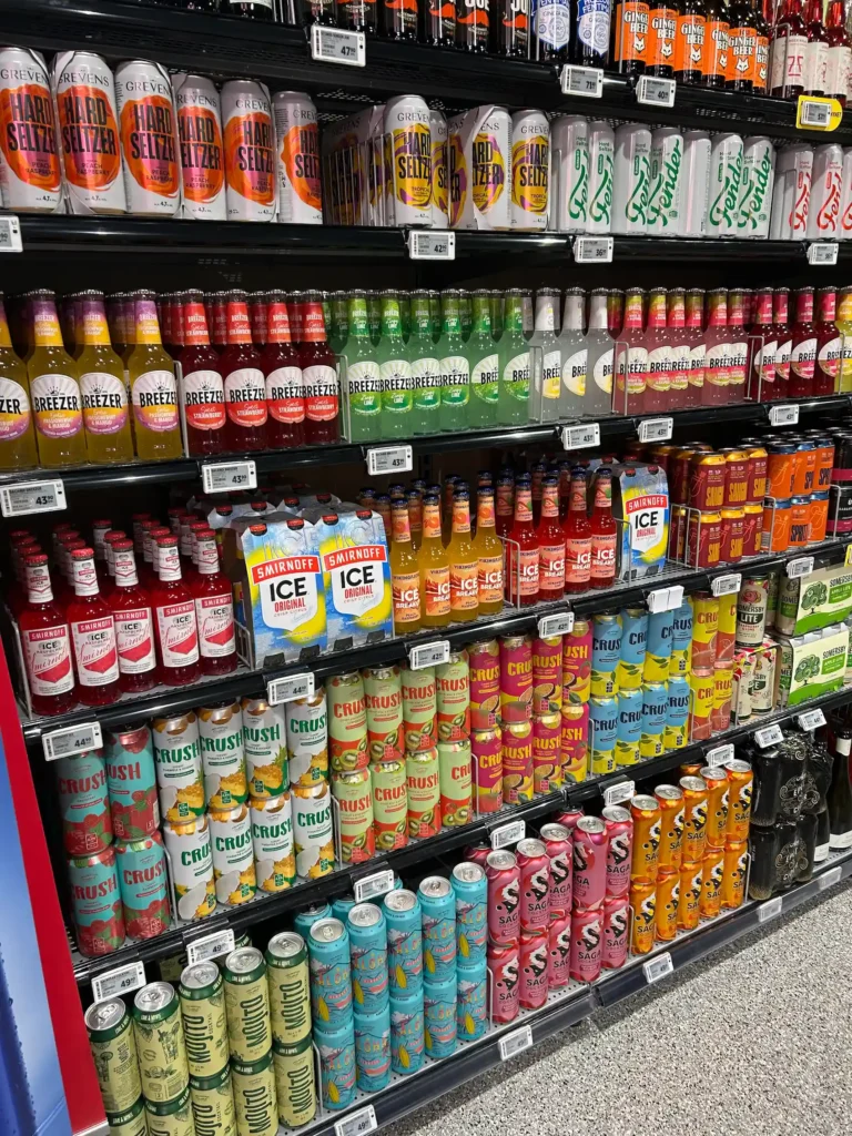 Bilde av en butikkhylle med et fargerikt utvalg av rusbrus