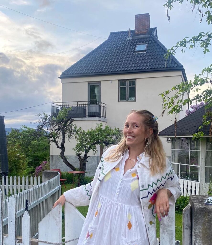 Kjerstin foran huset sitt