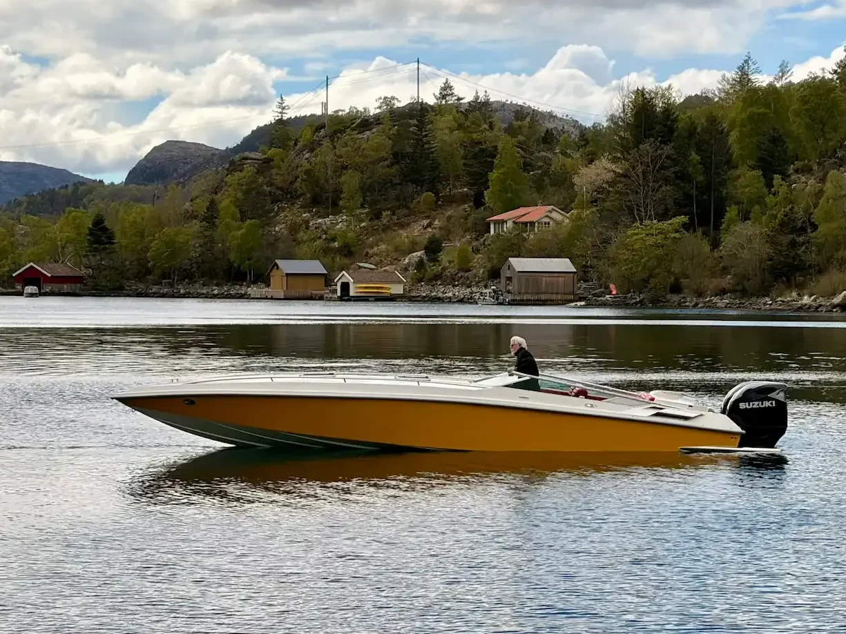 Bilde av Gert Gill i båten gul 32 Diablo Offshore