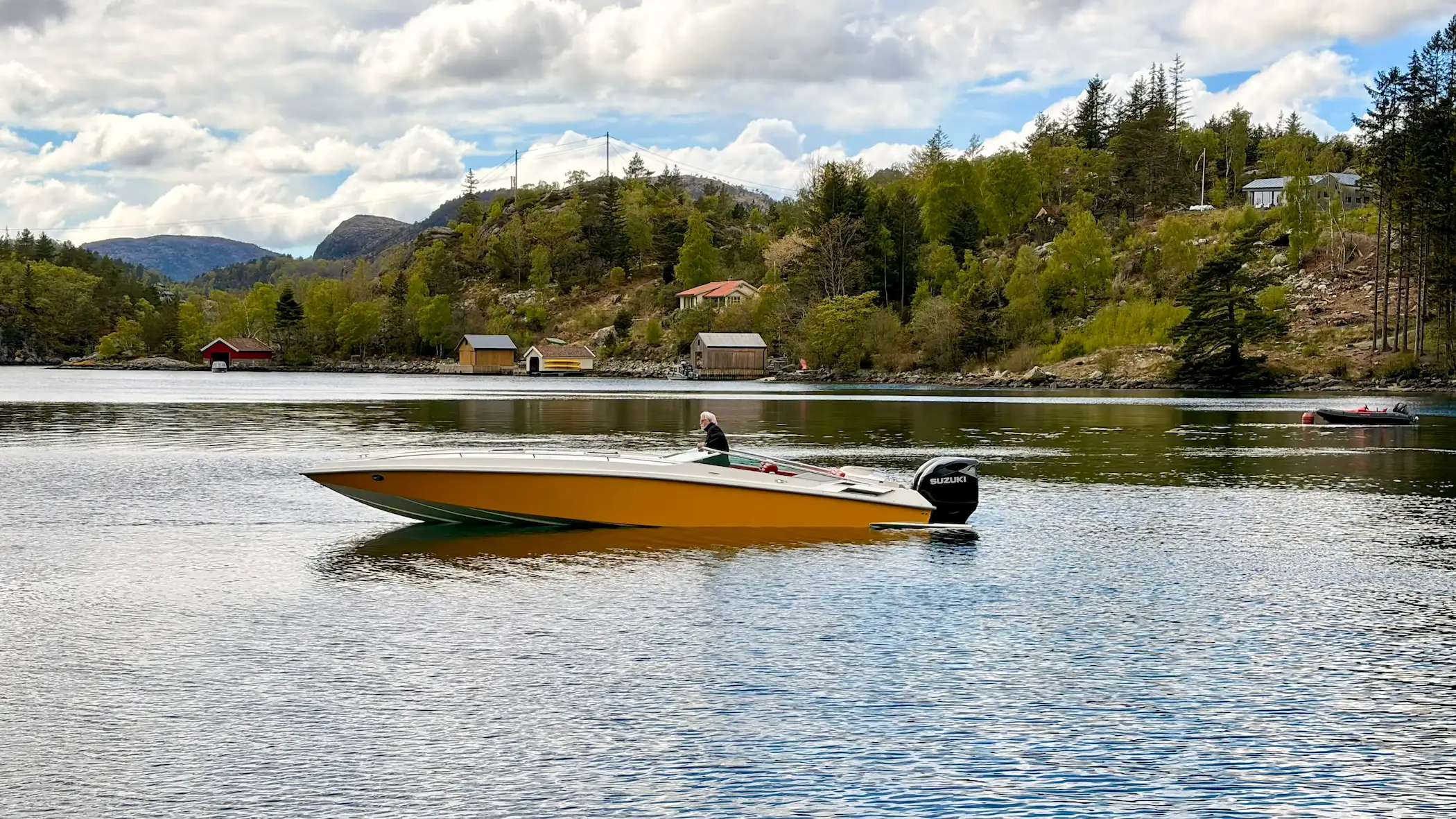 Bilde av Gert Gill i båten gul 32 Diablo Offshore