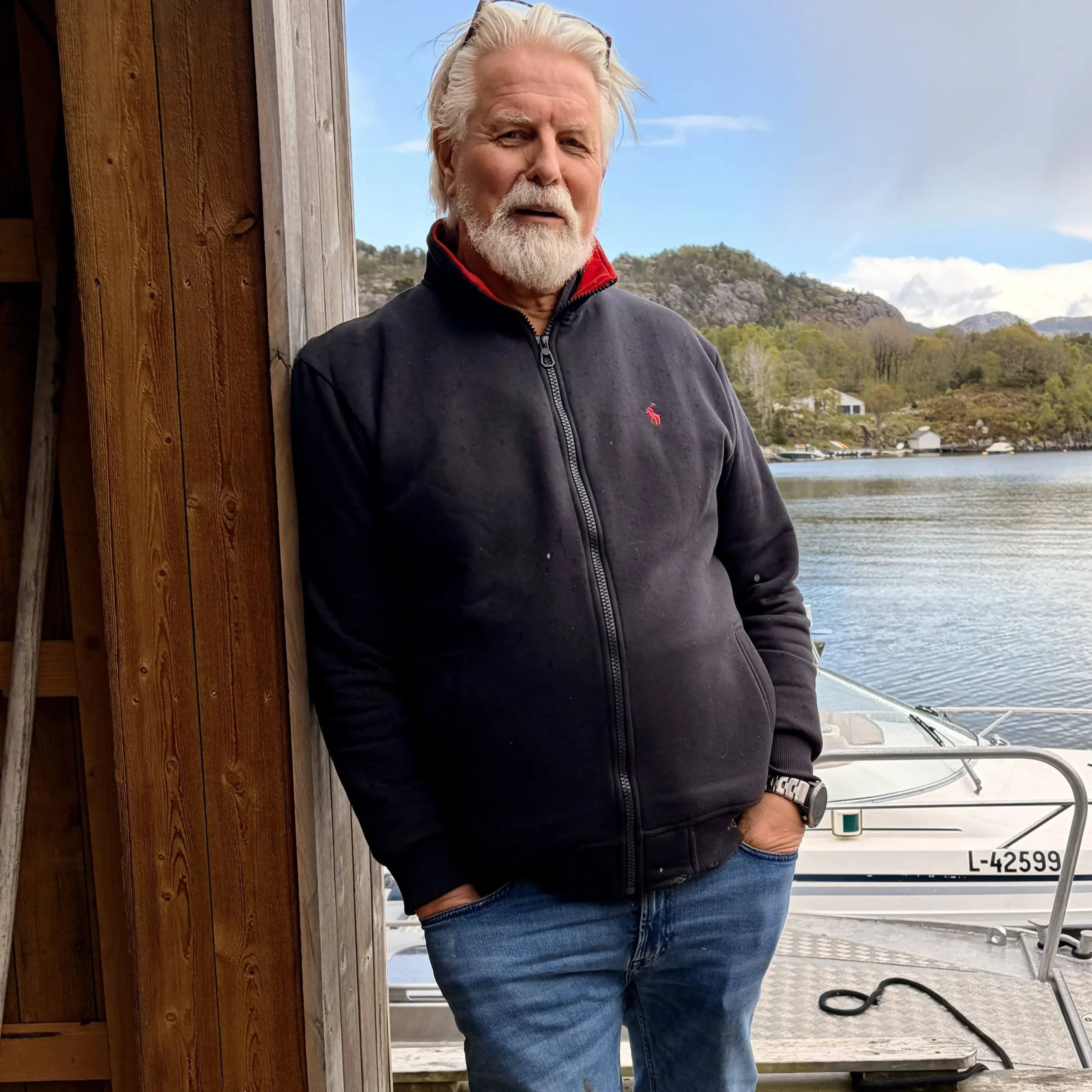 Bilde av Gert Gill på en brygge med båt i bakgrunnen
