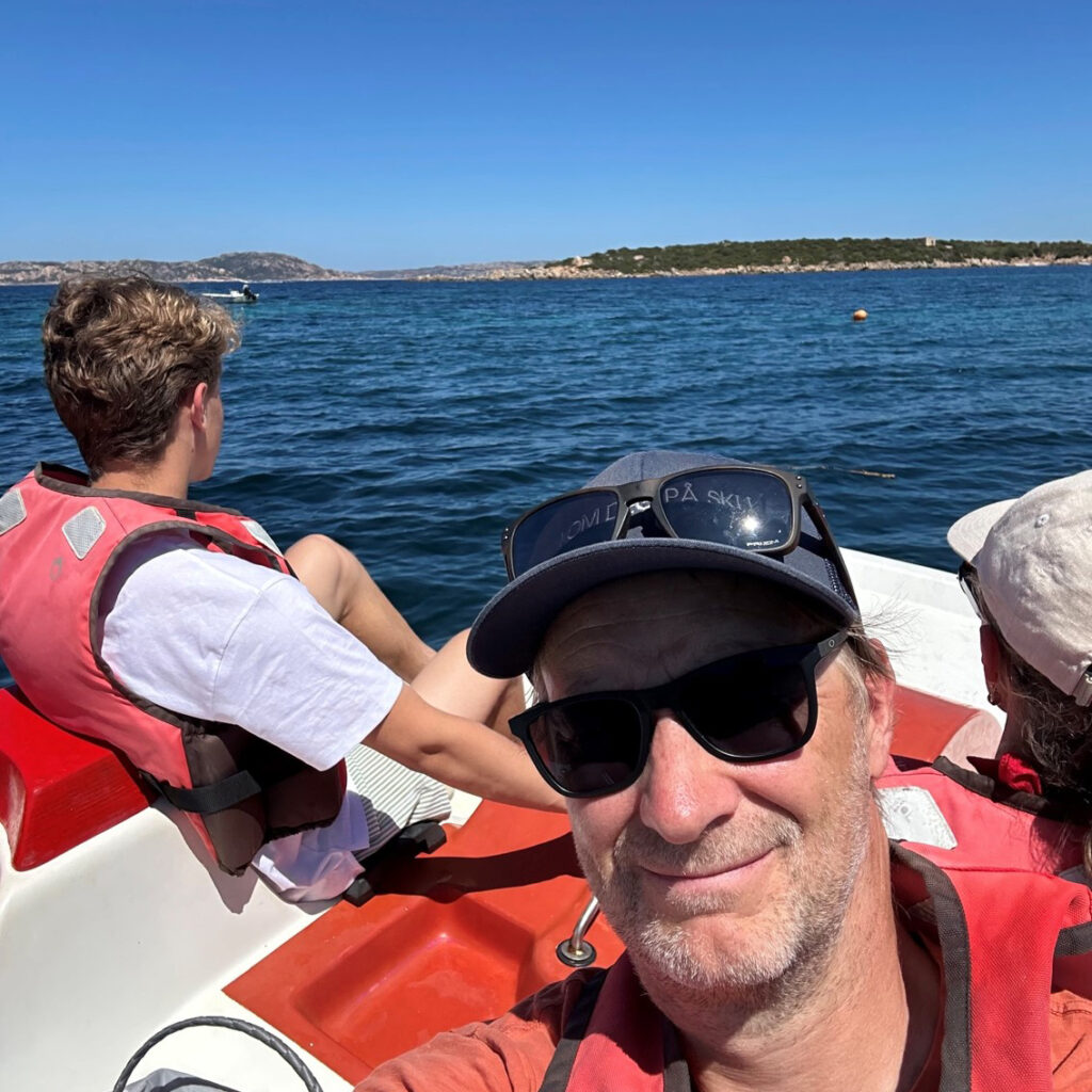 Kjetil tar selfie i båten.