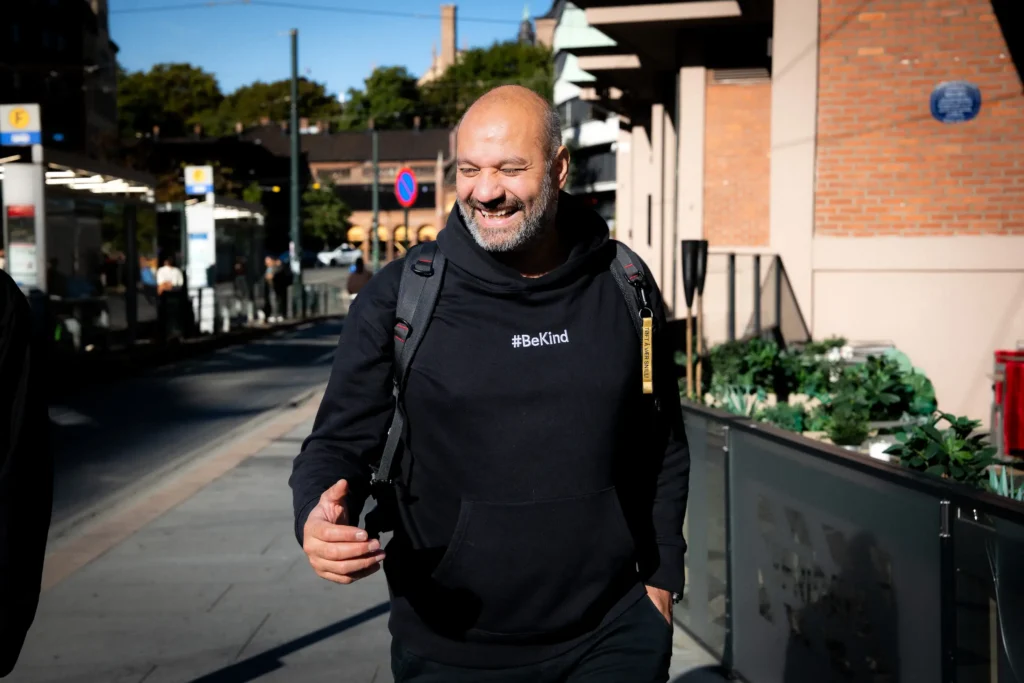 Portrett av Marco Elsafadi som smiler i sola.
