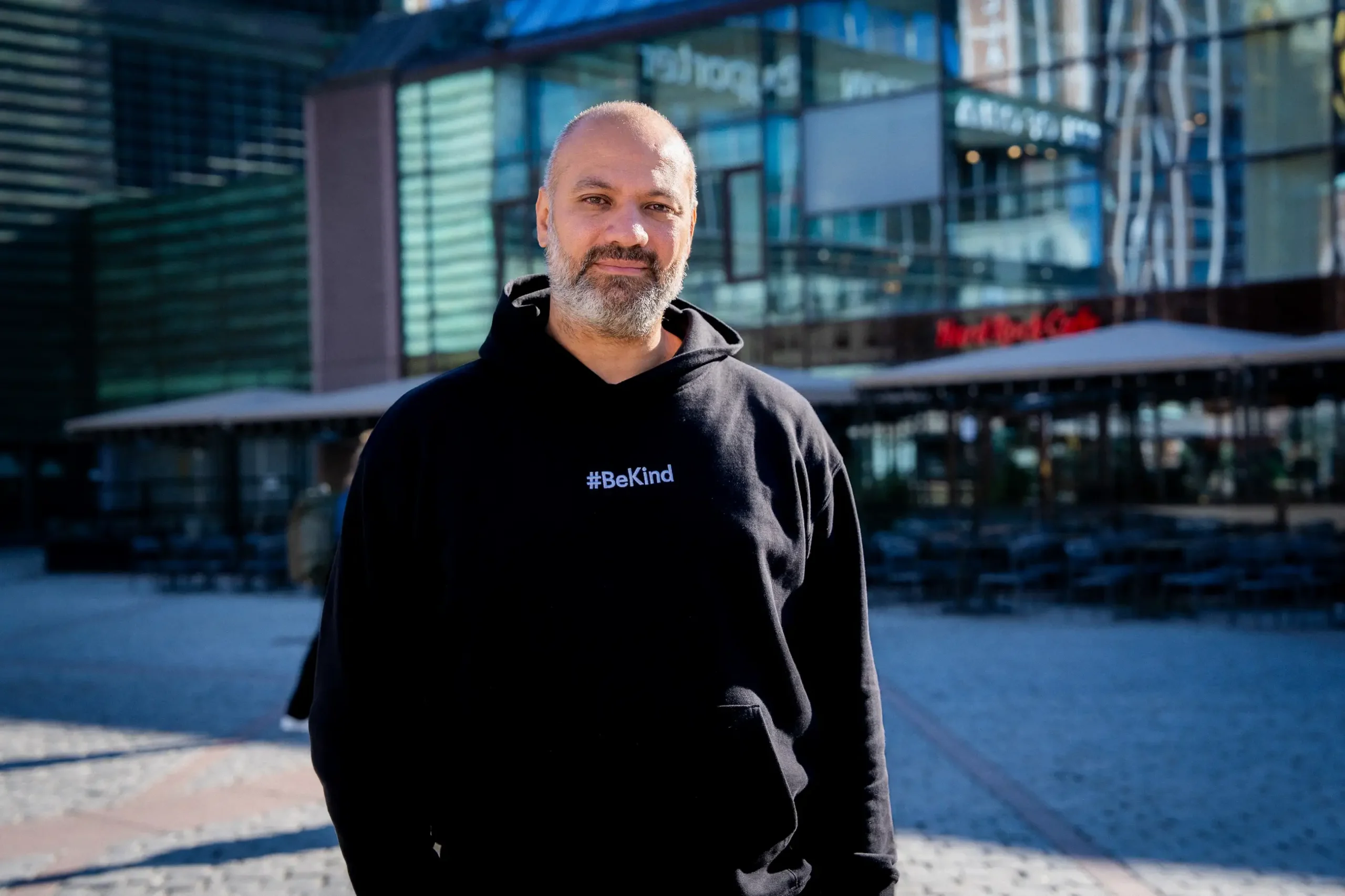 Portrett av Marco Elsafadi som står utenfor Oslo S.