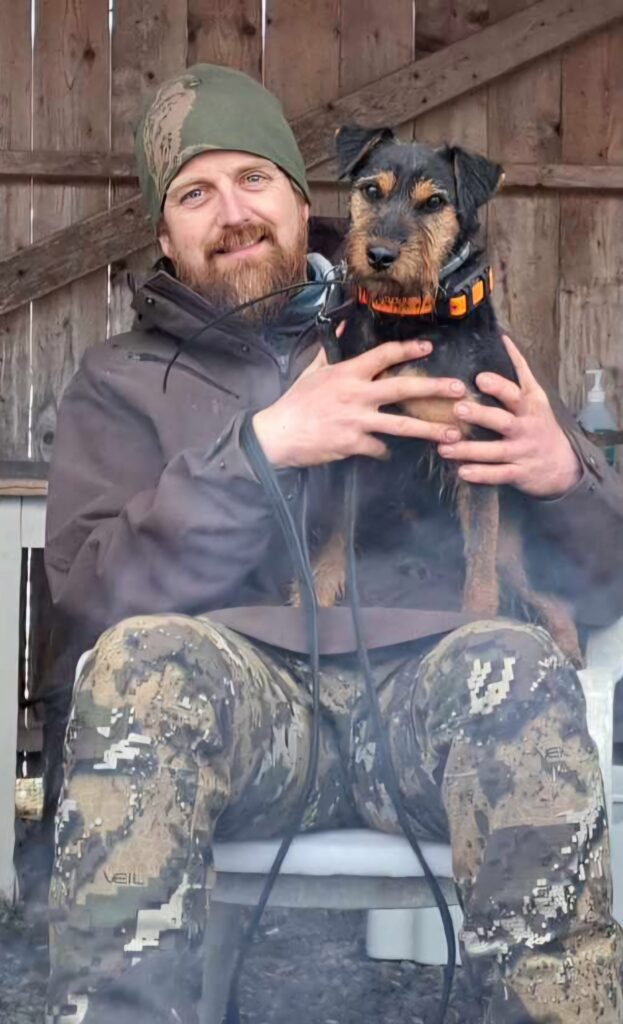 Jegeren Eivind Lurås med hunden sin på fanget.