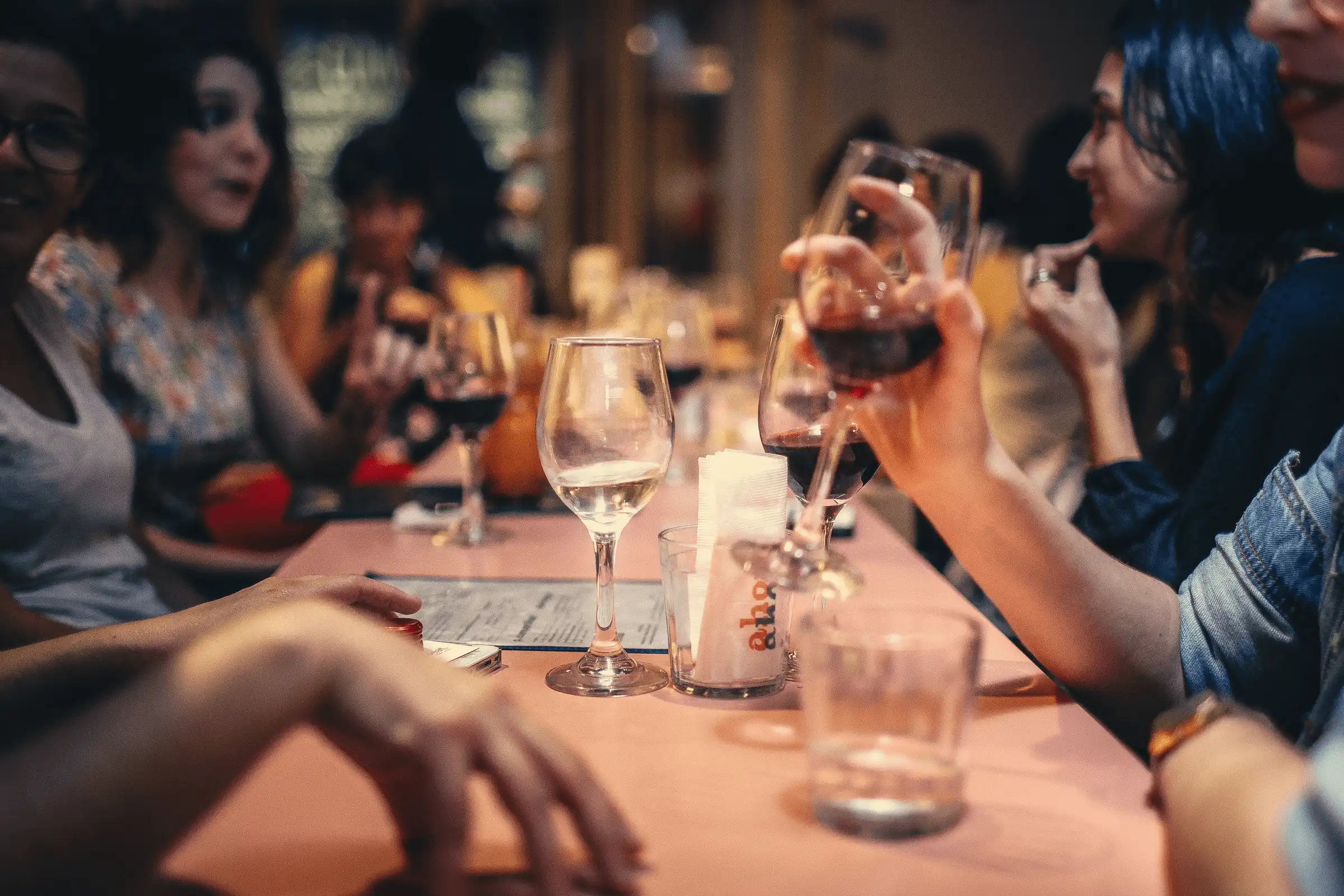Uklart bilde av folk på restaurant som drikker alkohol